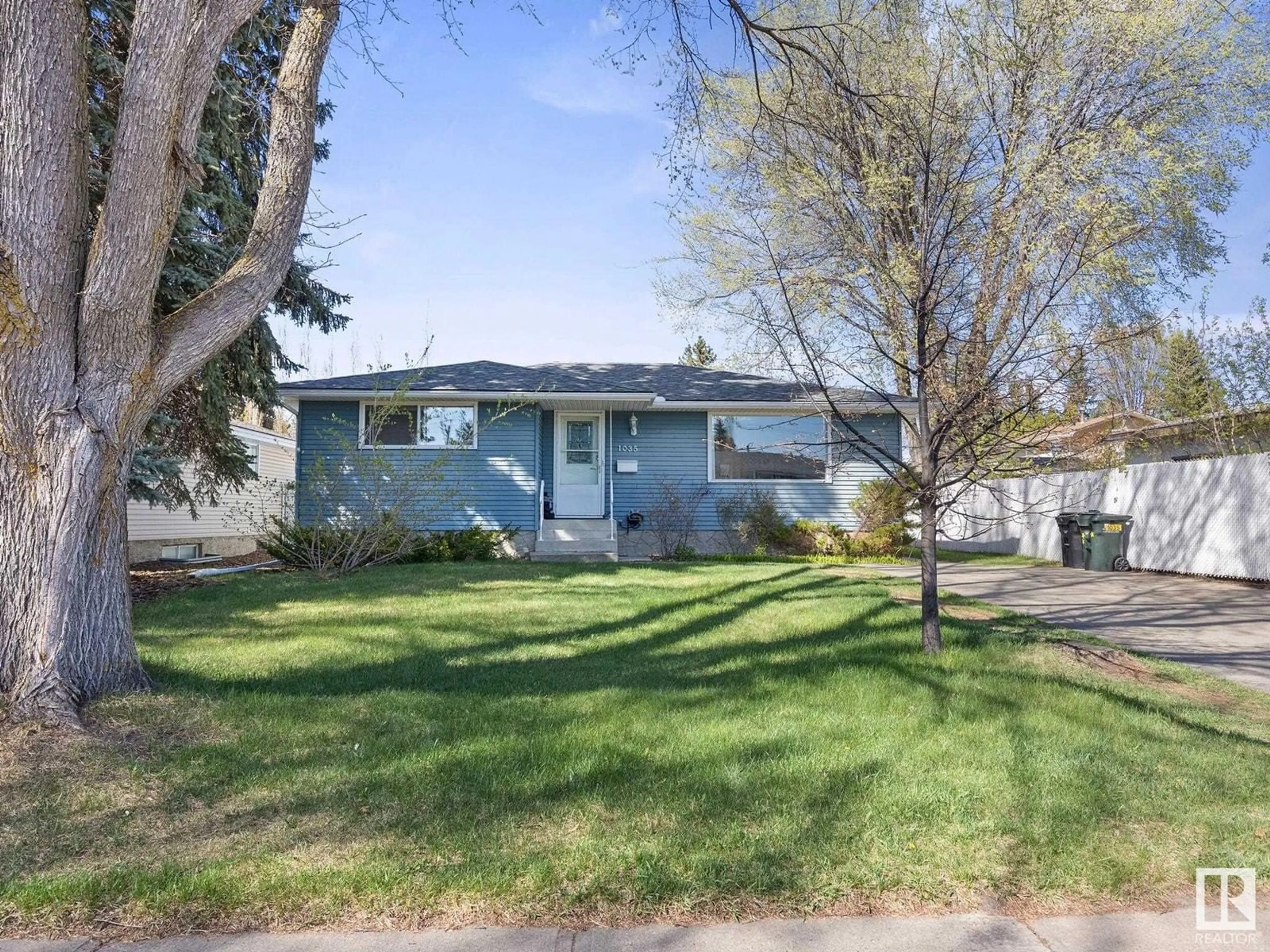 Home with vinyl exterior material, street for 1035 MOYER DR, Sherwood Park Alberta T8A1E7