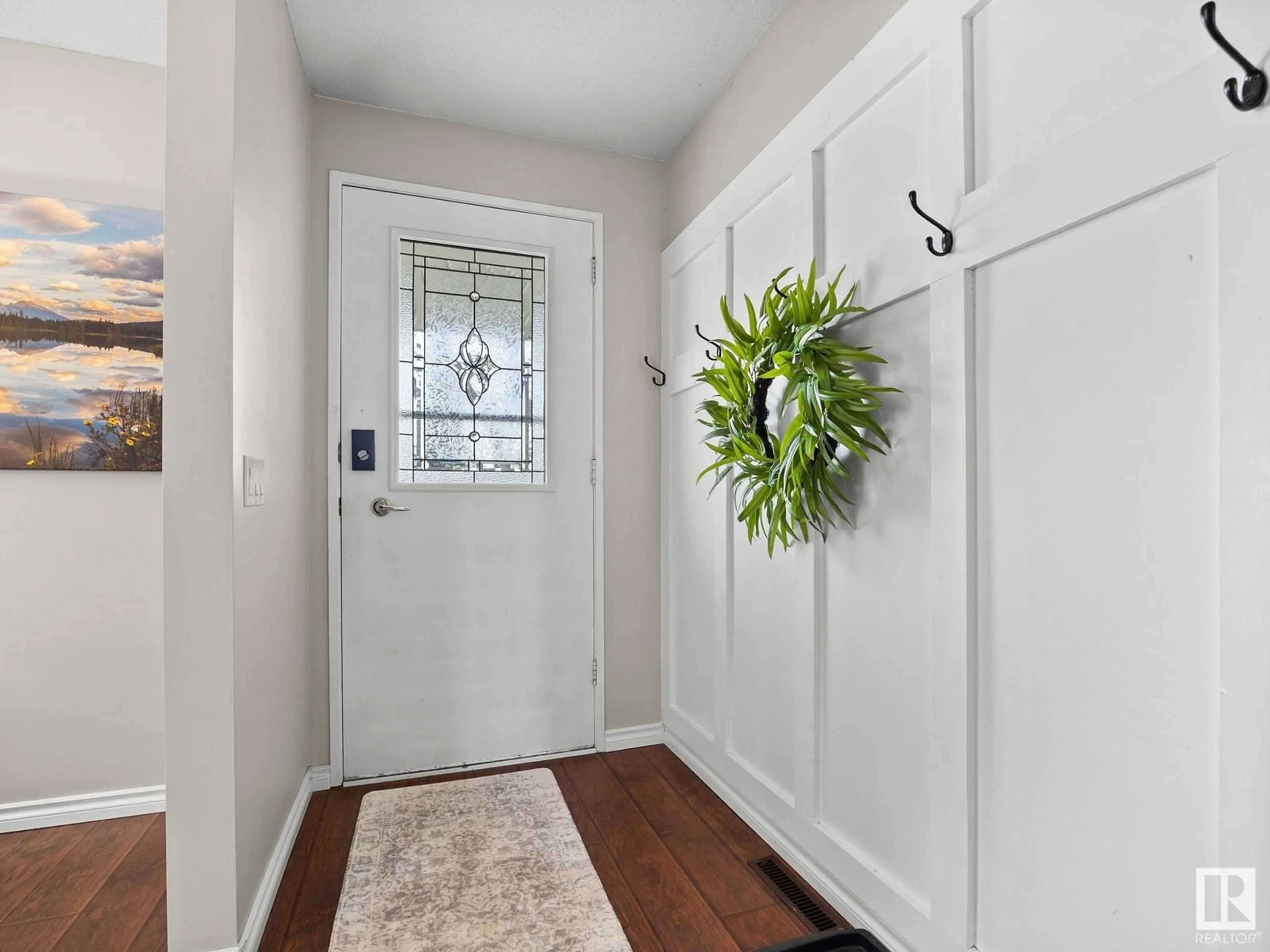 Indoor entryway for 1035 MOYER DR, Sherwood Park Alberta T8A1E7