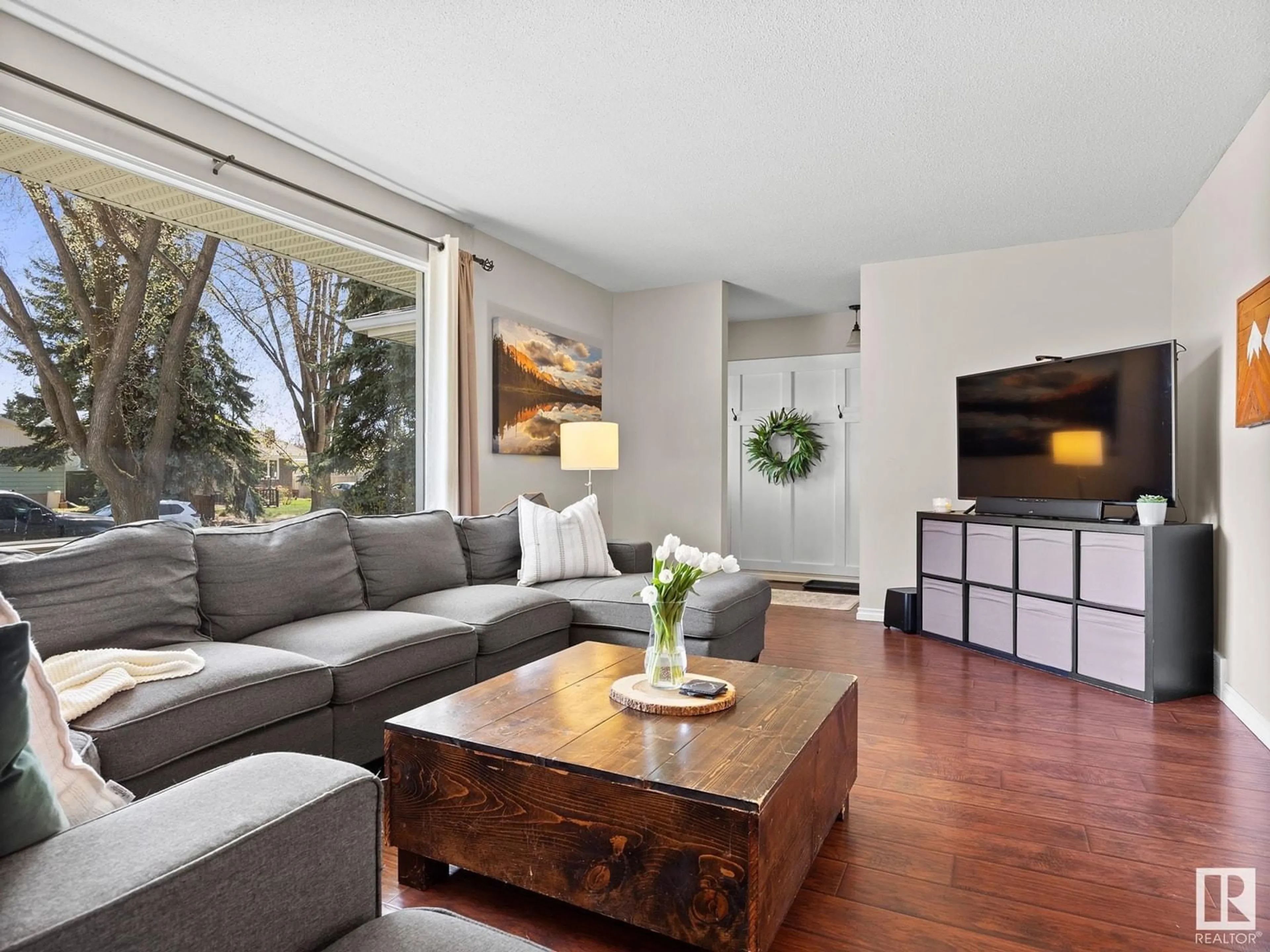 Living room with furniture, wood/laminate floor for 1035 MOYER DR, Sherwood Park Alberta T8A1E7