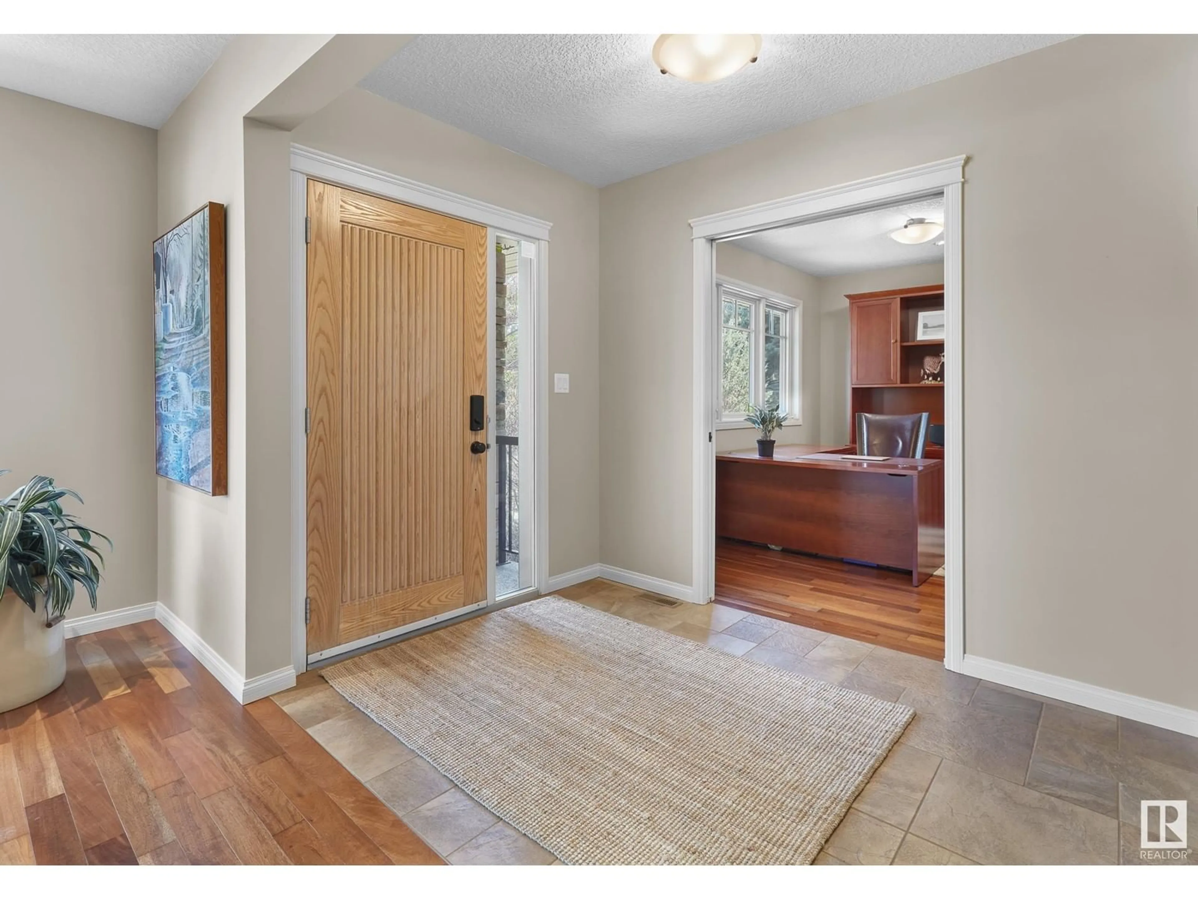 Indoor entryway for 11817 76 AV, Edmonton Alberta T6G0L1