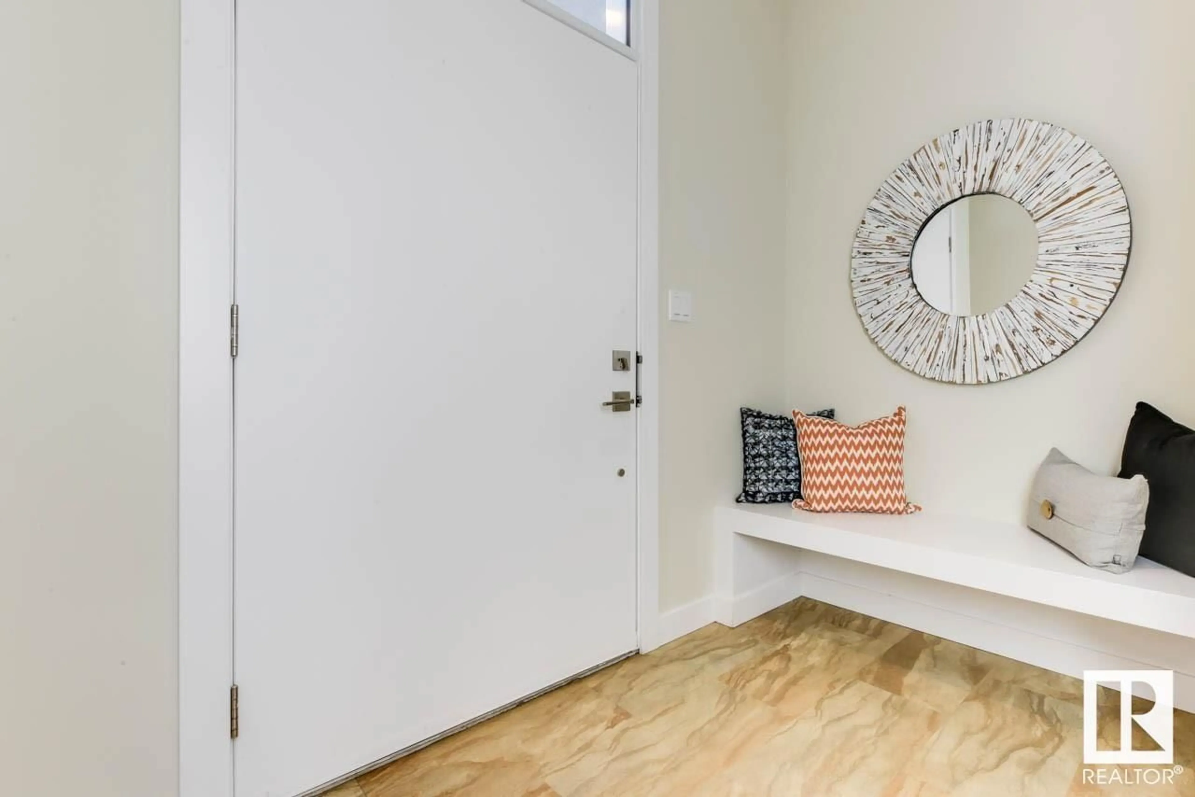 Indoor entryway for 7551 80 AV, Edmonton Alberta T6C0S3