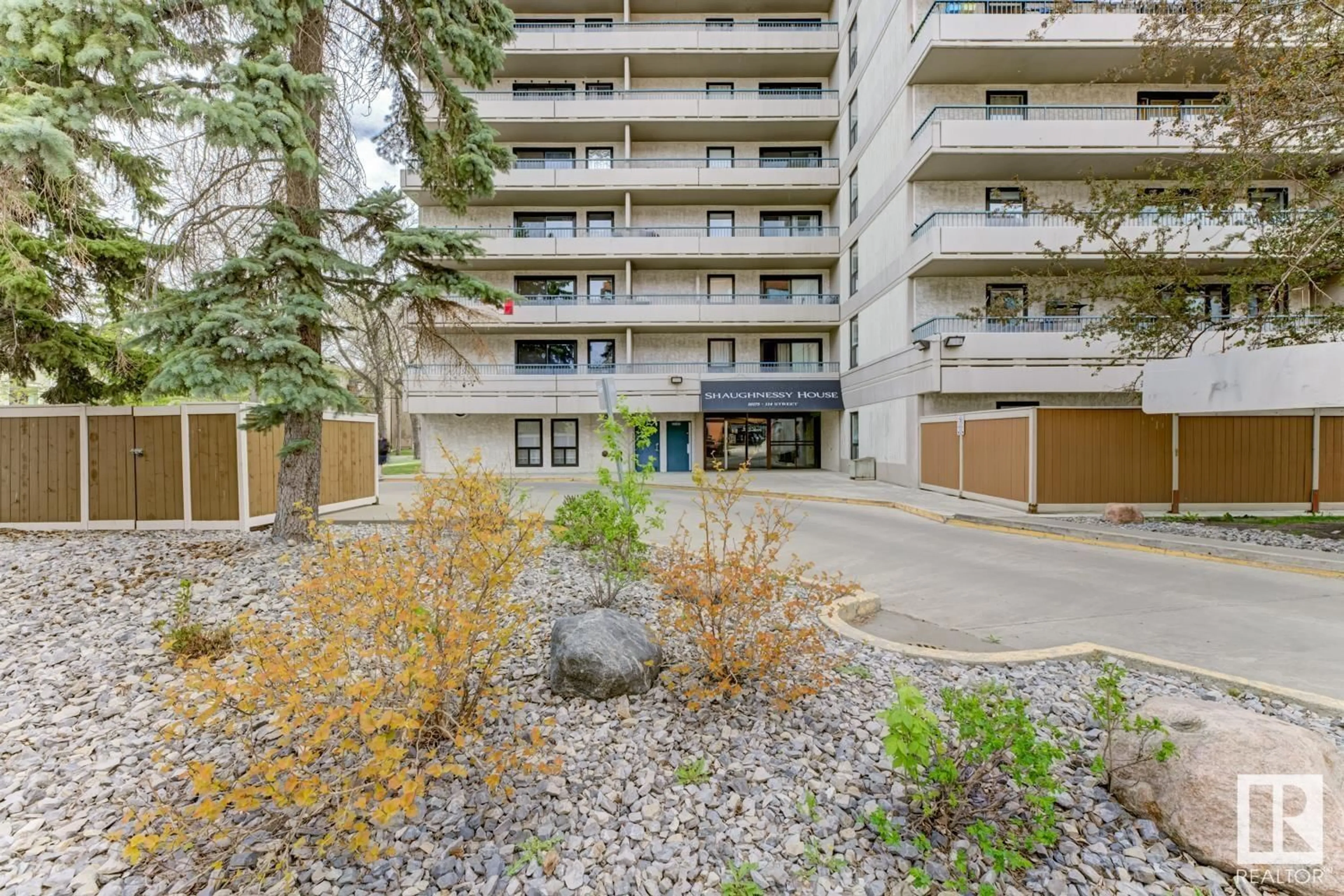 Patio, street for 708 - 10175 114 ST NW, Edmonton Alberta T5K2L4