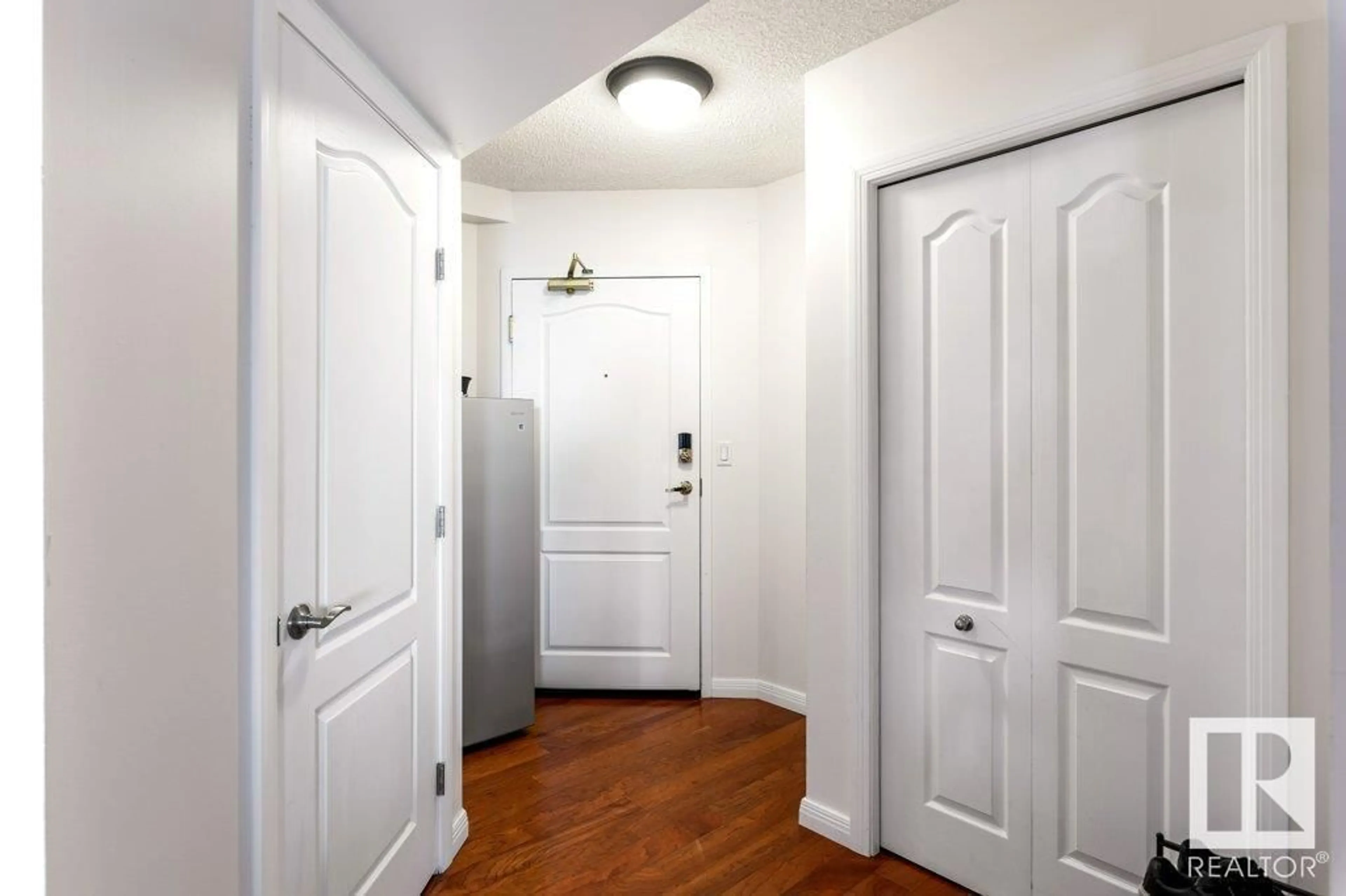 Indoor entryway for 1405 SASKATCHEWAN DR, Edmonton Alberta T6E6S8