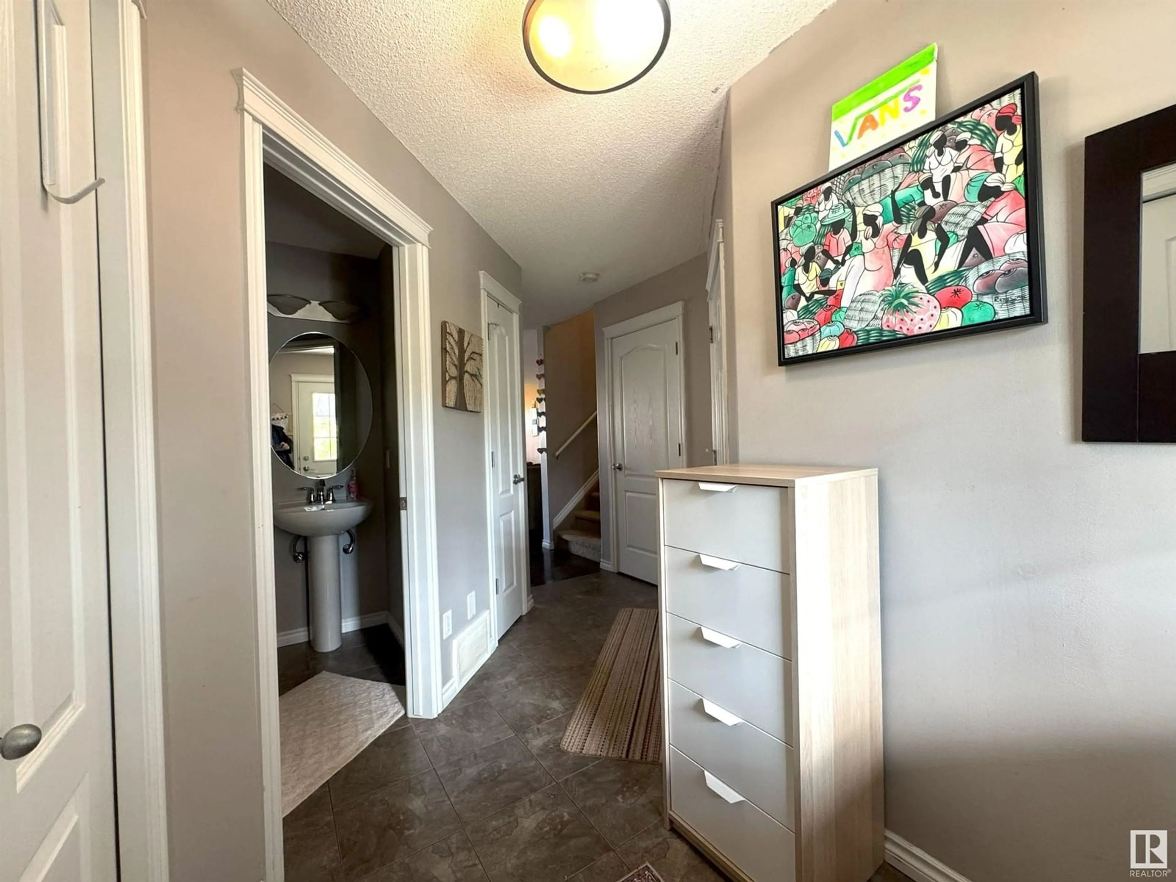 Indoor entryway for 11410 14 AV, Edmonton Alberta T6W0N5