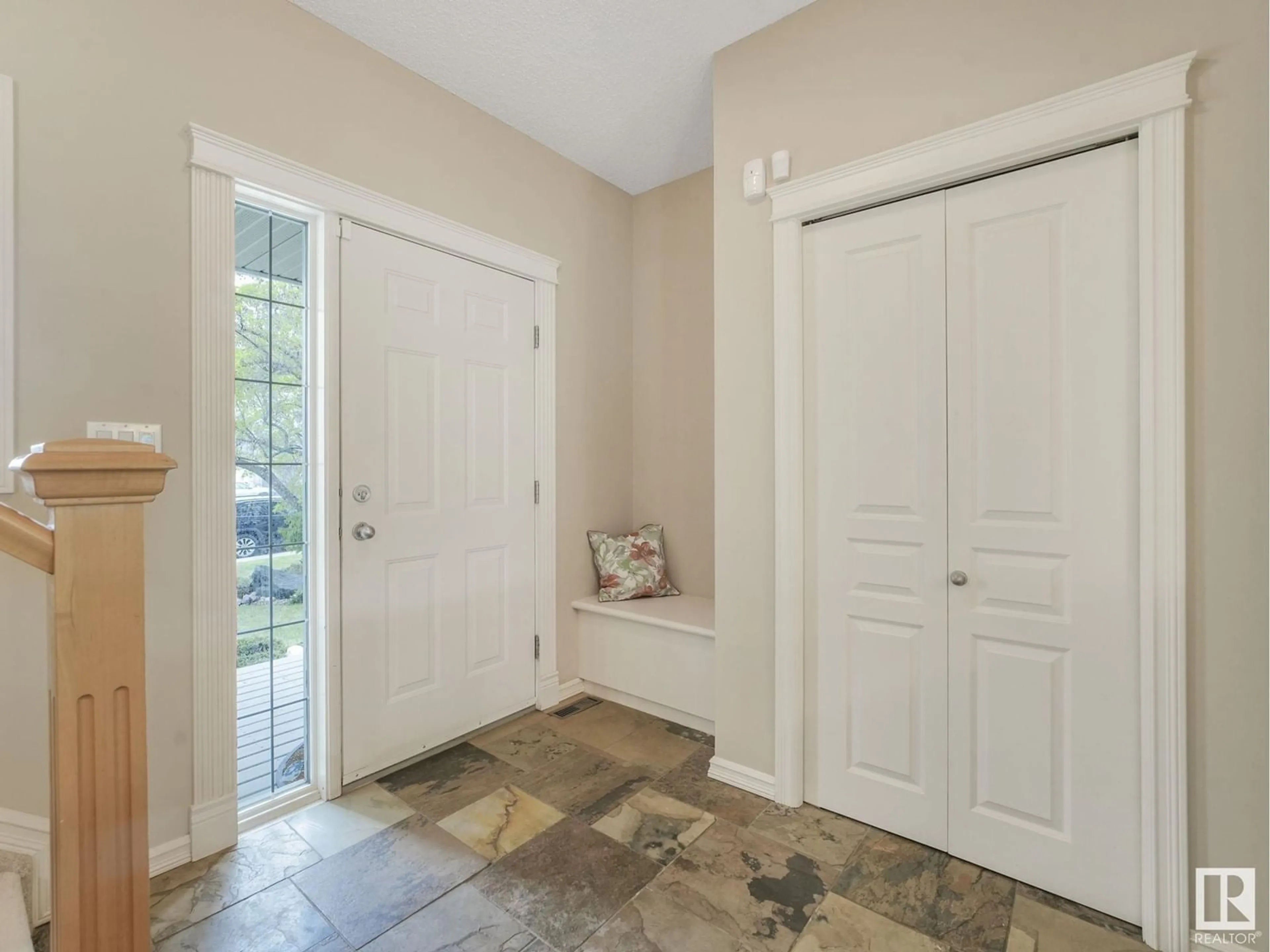 Indoor entryway for 939 LAMB CR, Edmonton Alberta T6R2X8