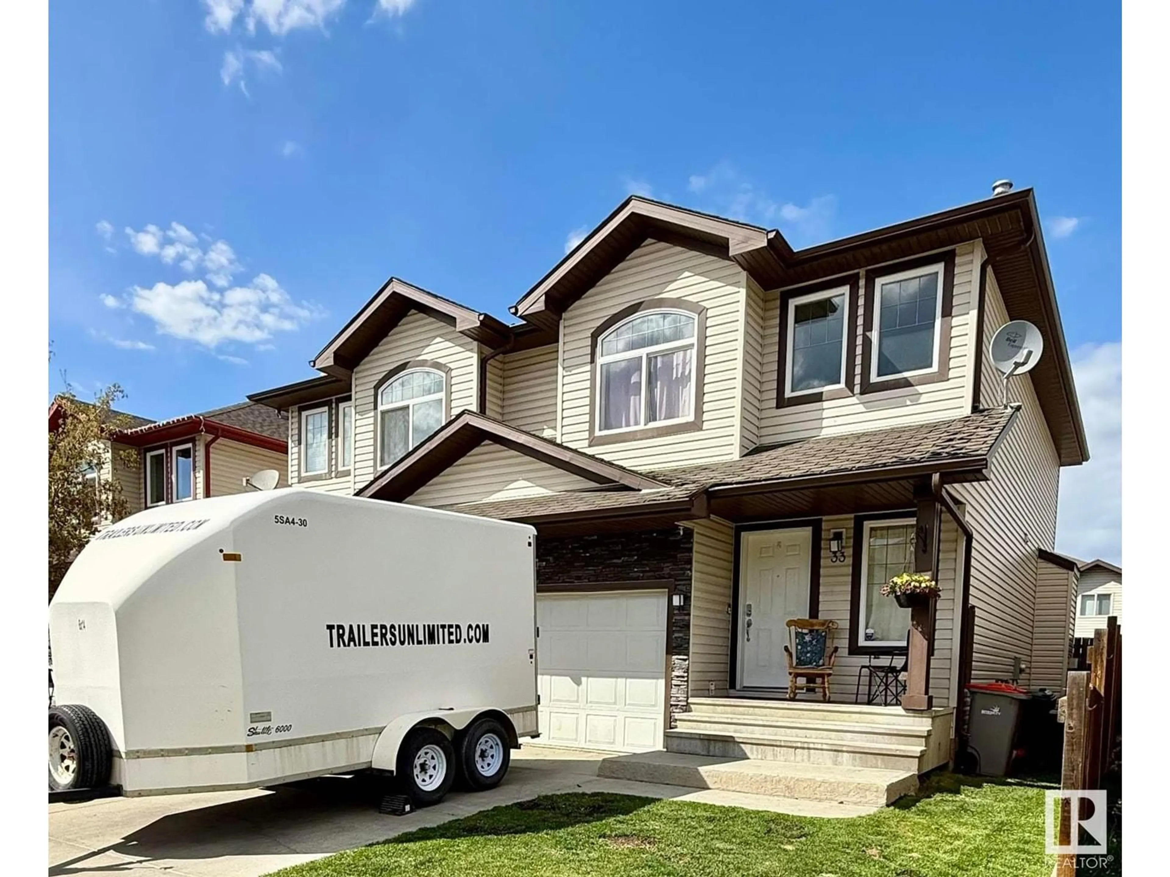 Home with vinyl exterior material, street for 33 MERIDIAN LO, Stony Plain Alberta T7Z0B8