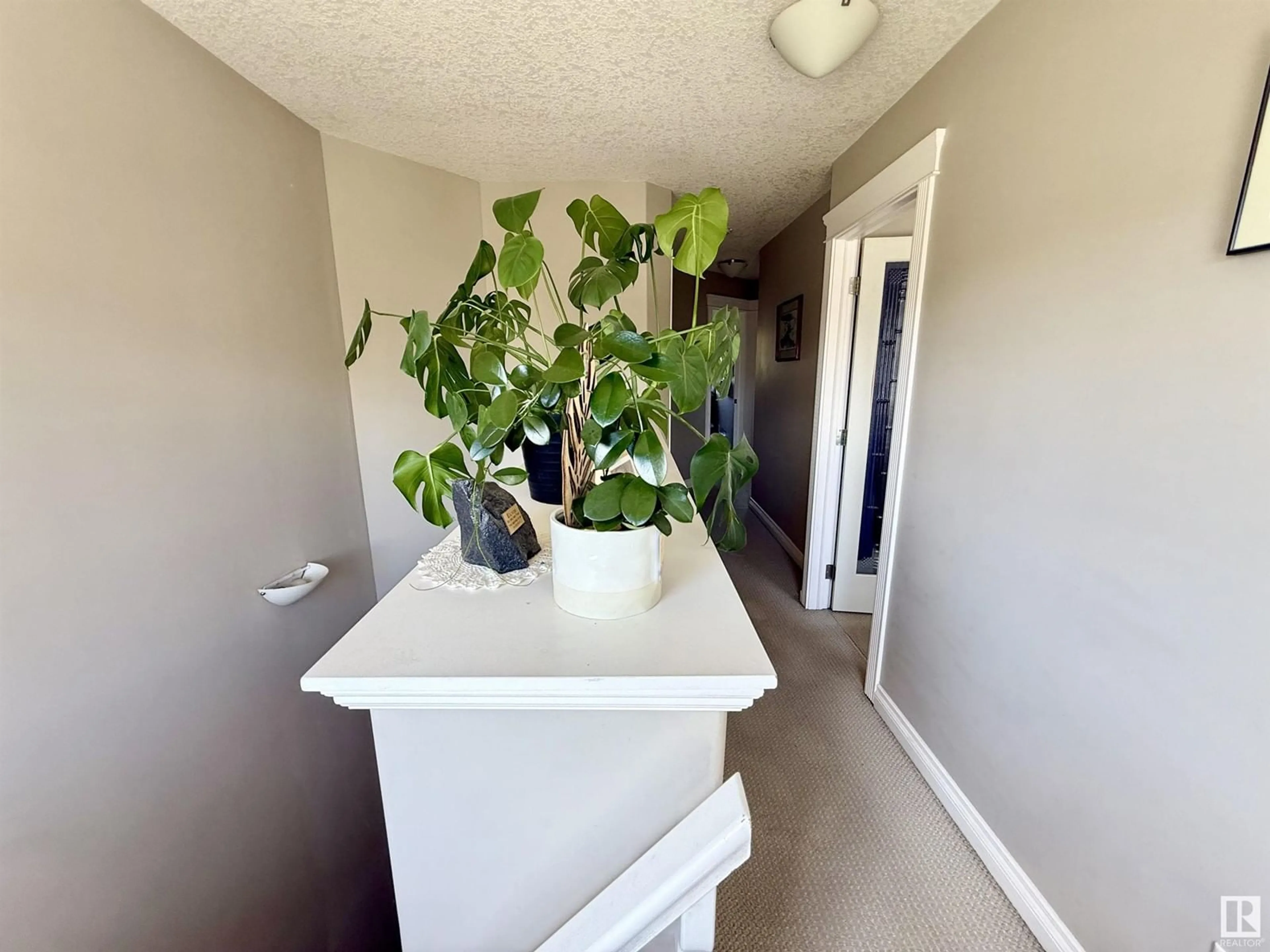 Indoor entryway for 35 MERIDIAN LO, Stony Plain Alberta T7Z0B8