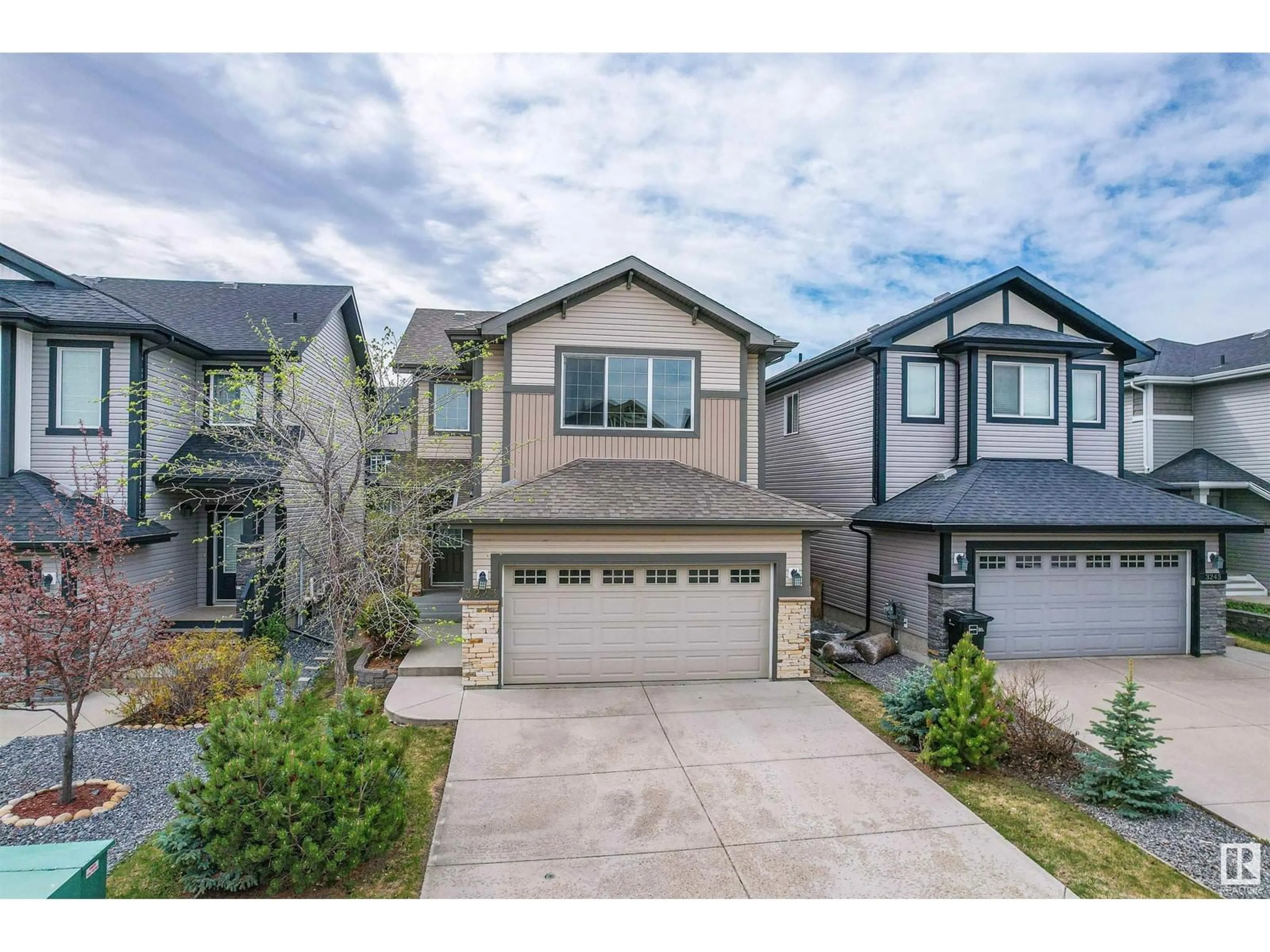 A pic from outside/outdoor area/front of a property/back of a property/a pic from drone, street for 3243 ABBOTT CR, Edmonton Alberta T6W2V3