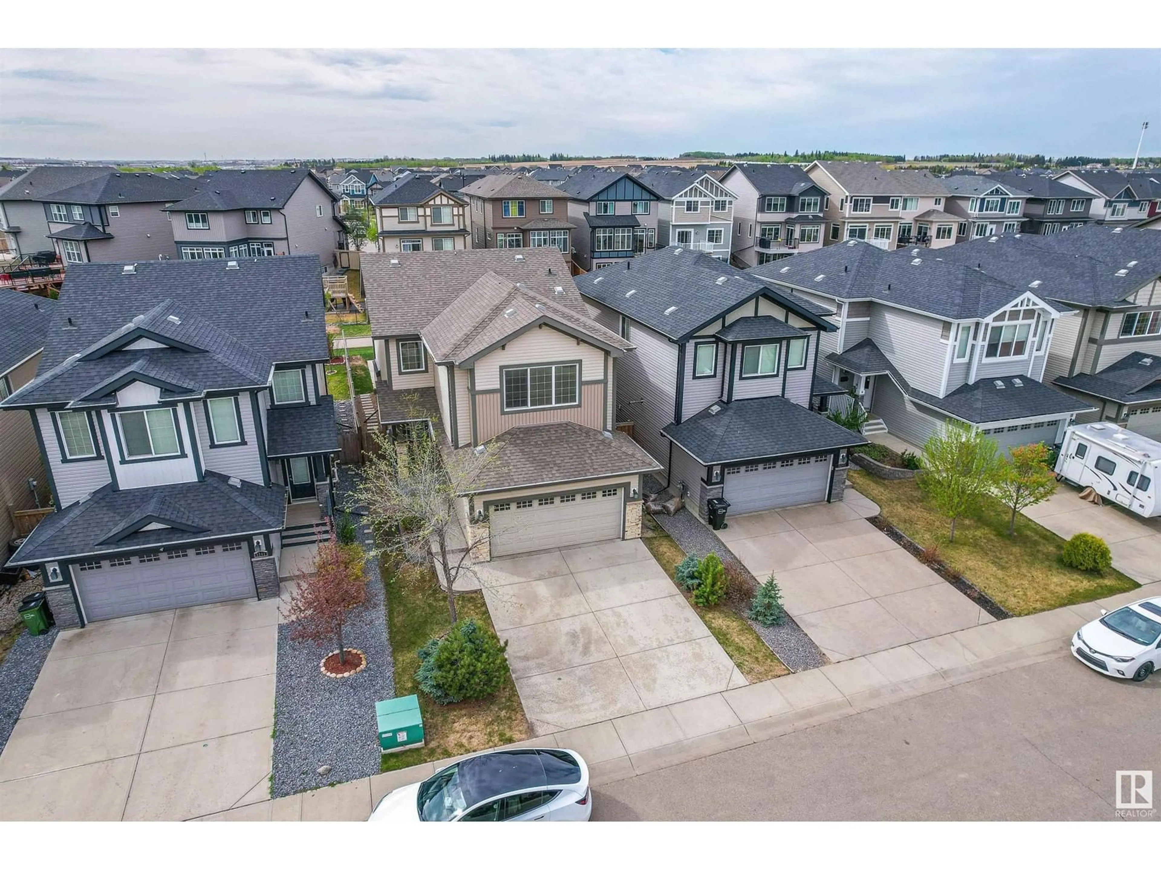 A pic from outside/outdoor area/front of a property/back of a property/a pic from drone, street for 3243 ABBOTT CR, Edmonton Alberta T6W2V3