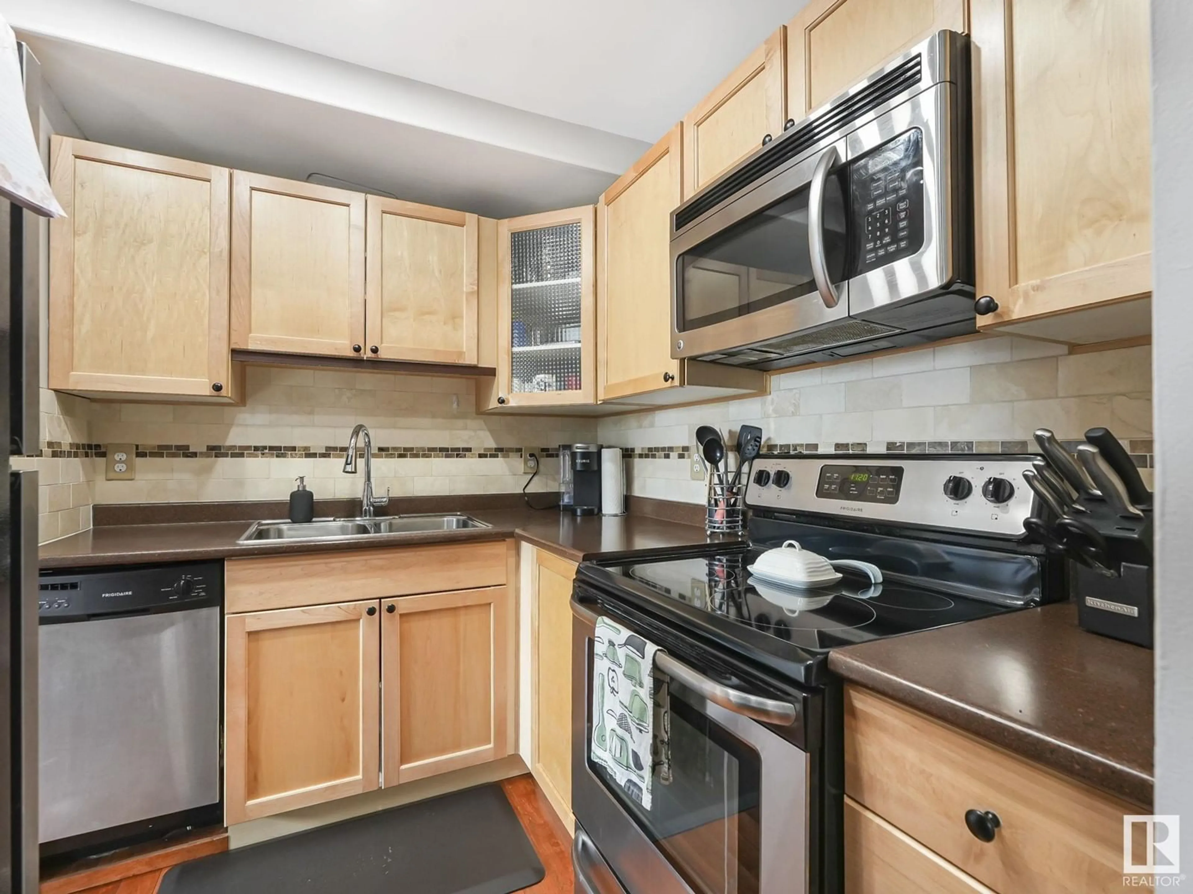 Standard kitchen, unknown for NW - 1562 69 ST, Edmonton Alberta T6K3R3