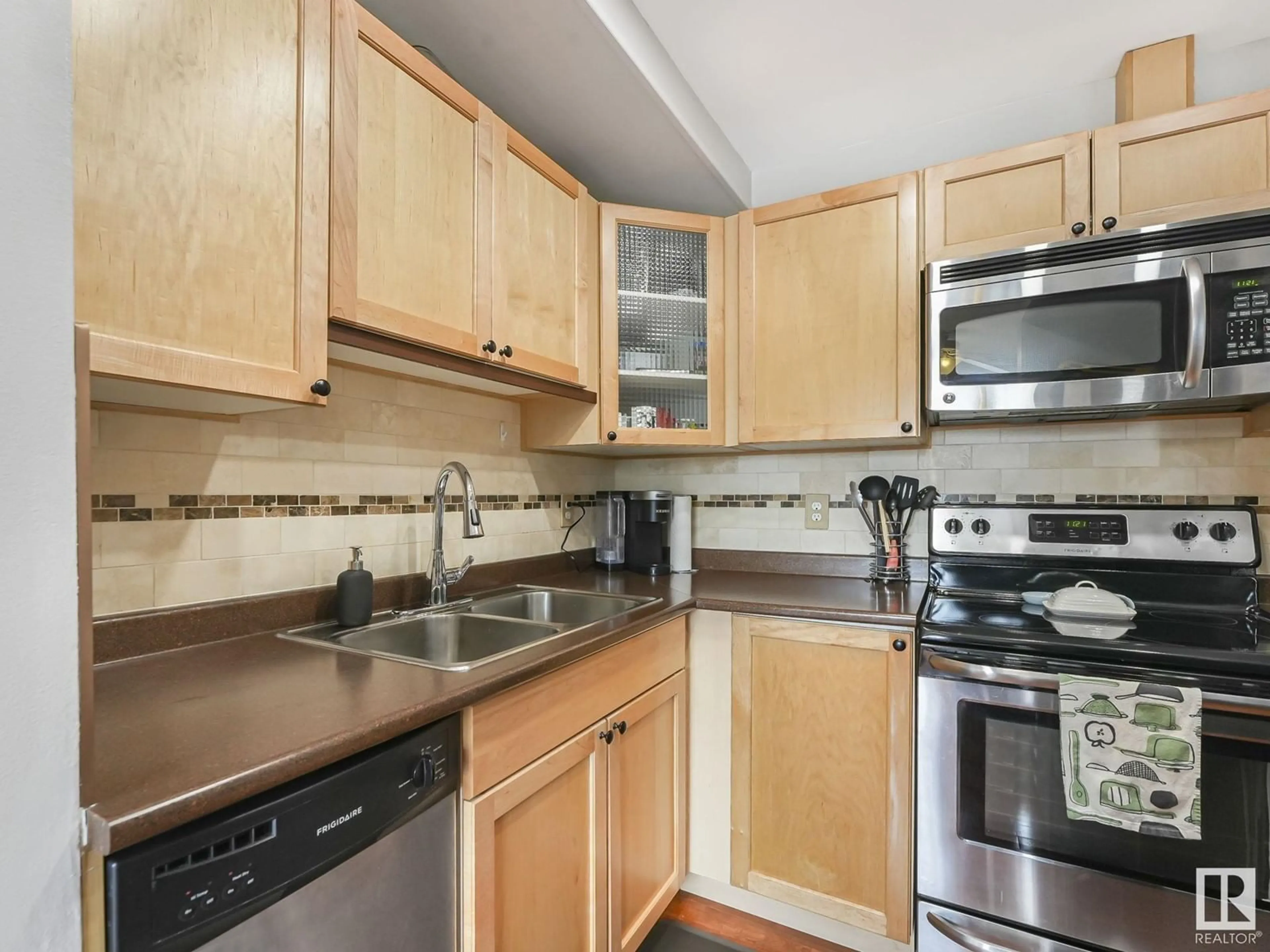 Standard kitchen, unknown for NW - 1562 69 ST, Edmonton Alberta T6K3R3