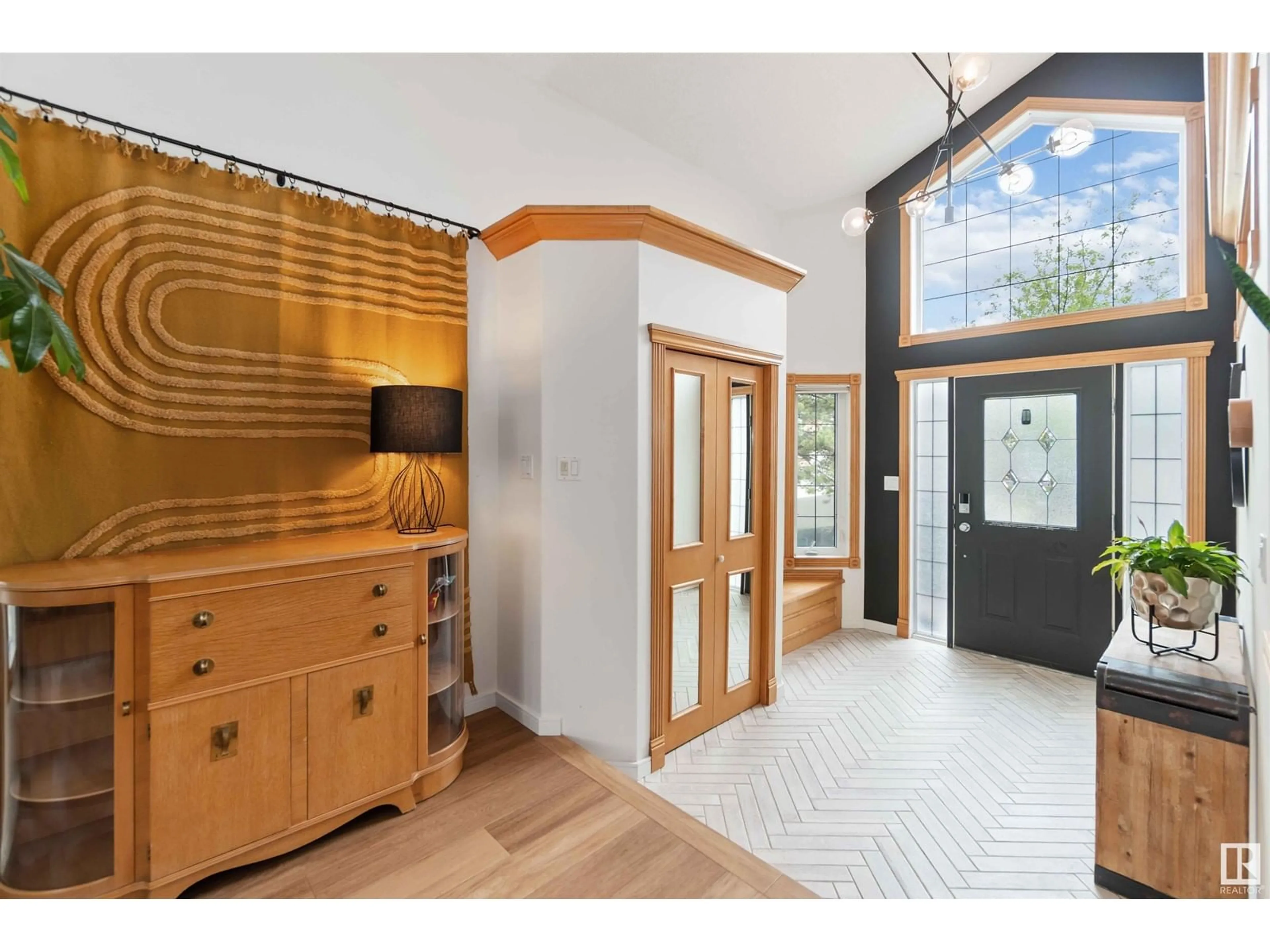 Indoor entryway for 353 GALBRAITH CL, Edmonton Alberta T5T6K3