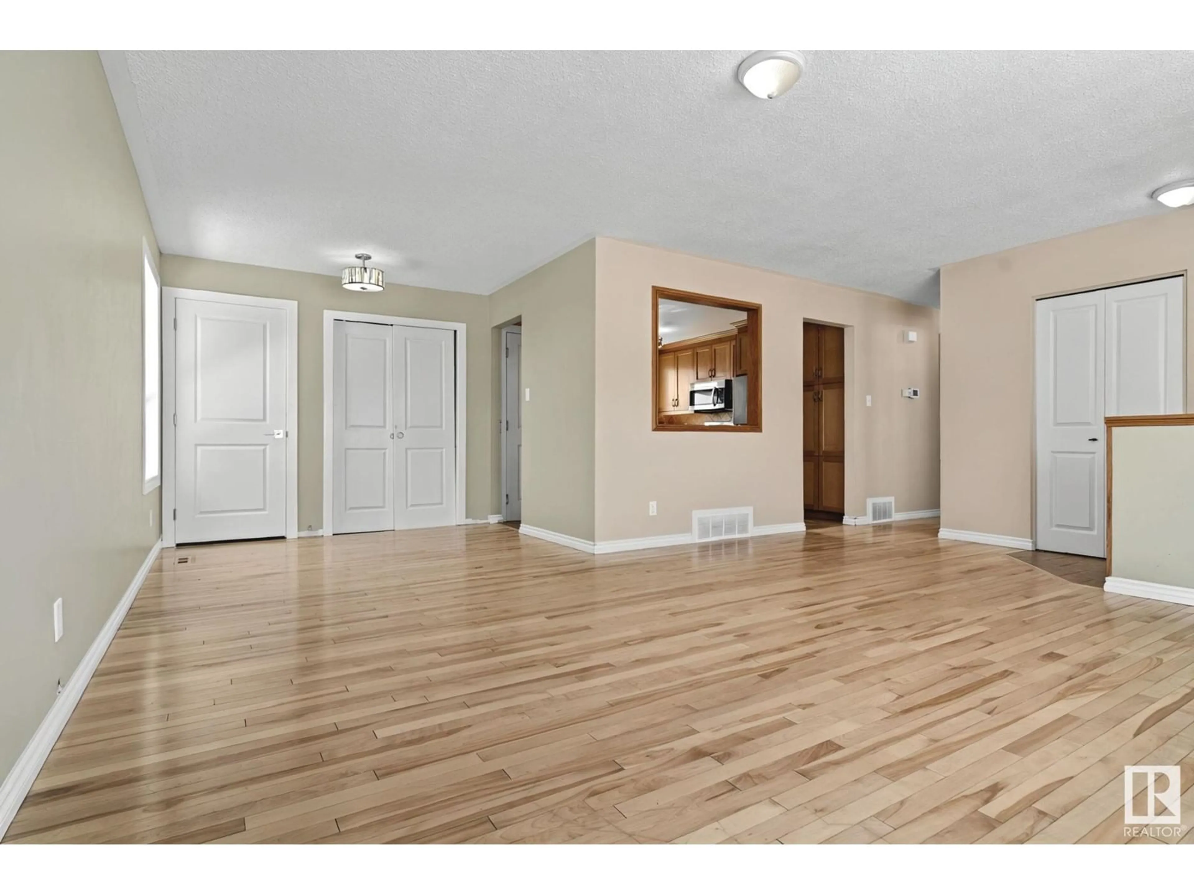 A pic of a room for 8107 22 AV, Edmonton Alberta T6X1Z2
