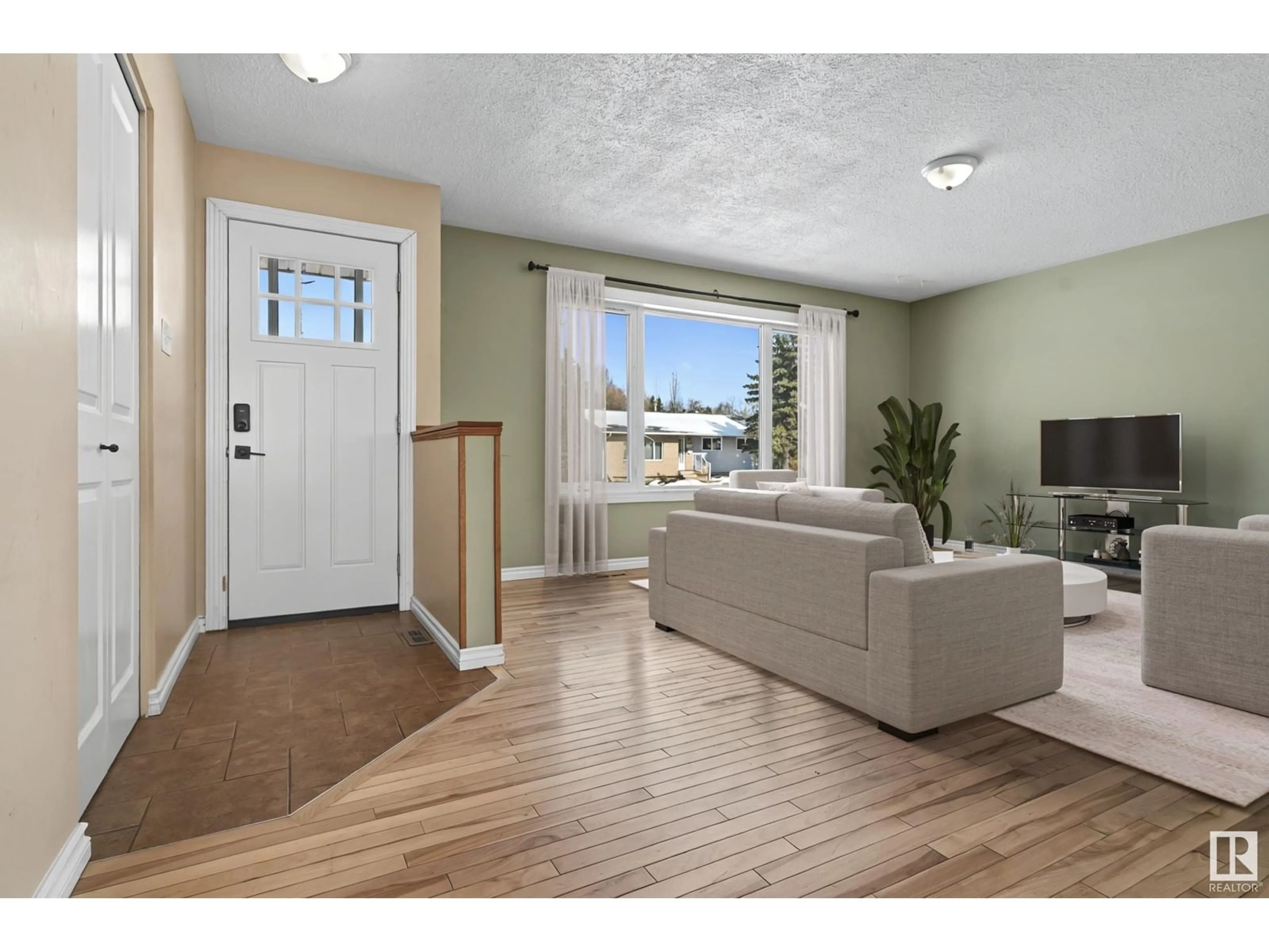 Indoor entryway for 8107 22 AV, Edmonton Alberta T6X1Z2