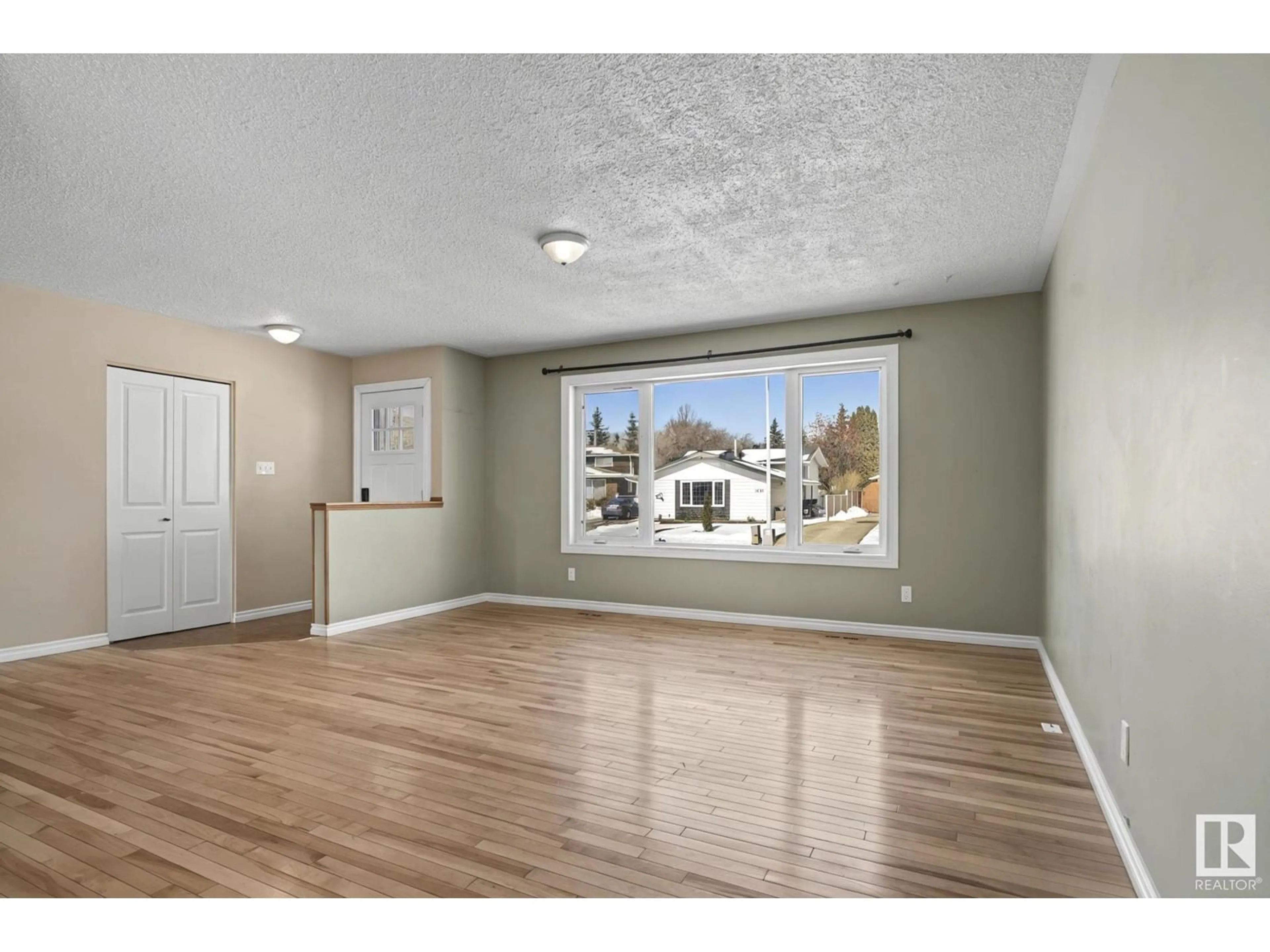 A pic of a room for 8107 22 AV, Edmonton Alberta T6X1Z2