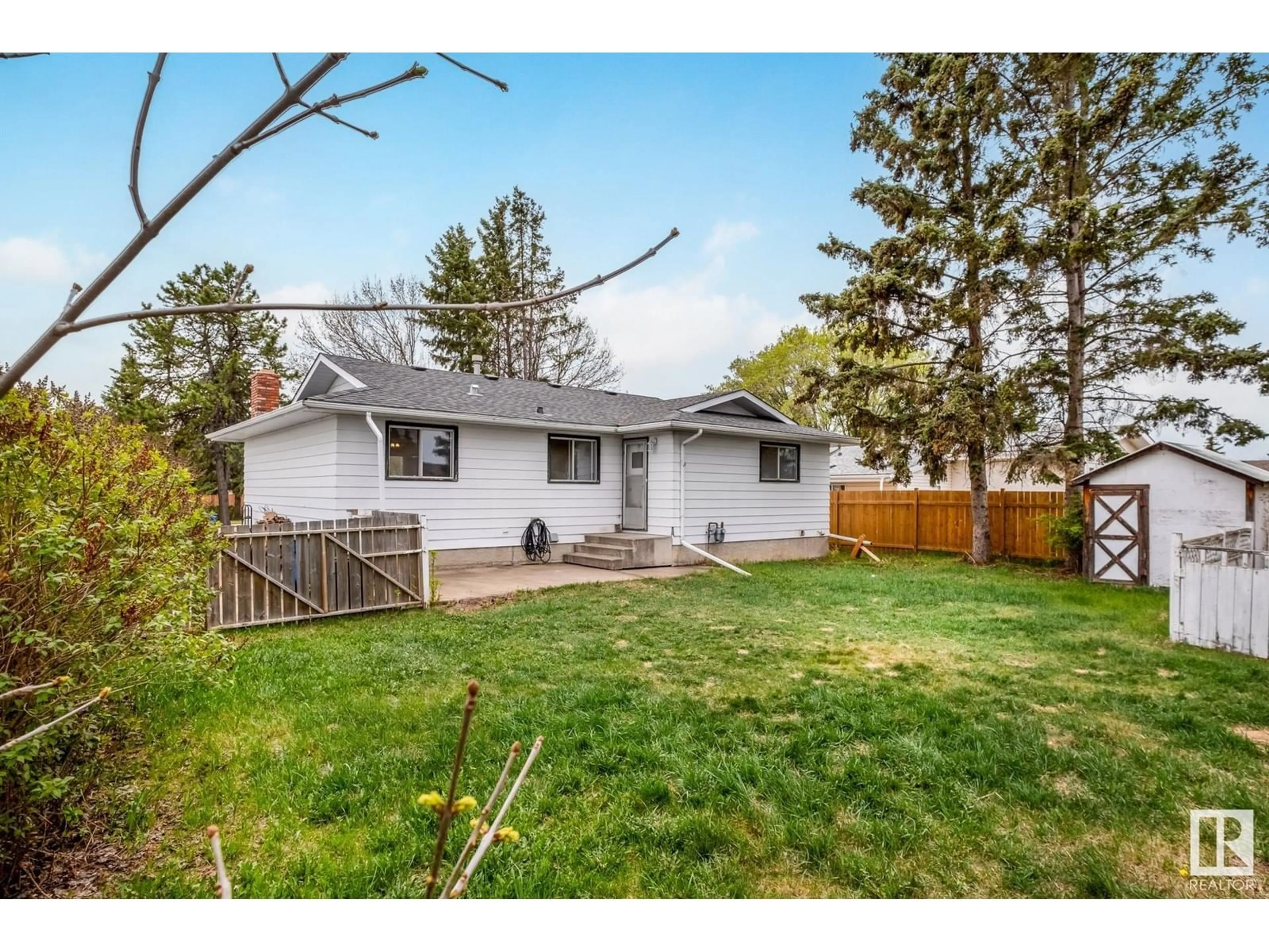 A pic from outside/outdoor area/front of a property/back of a property/a pic from drone, street for 5546 CENTENNIAL DR, Wetaskiwin Alberta T9A2L7
