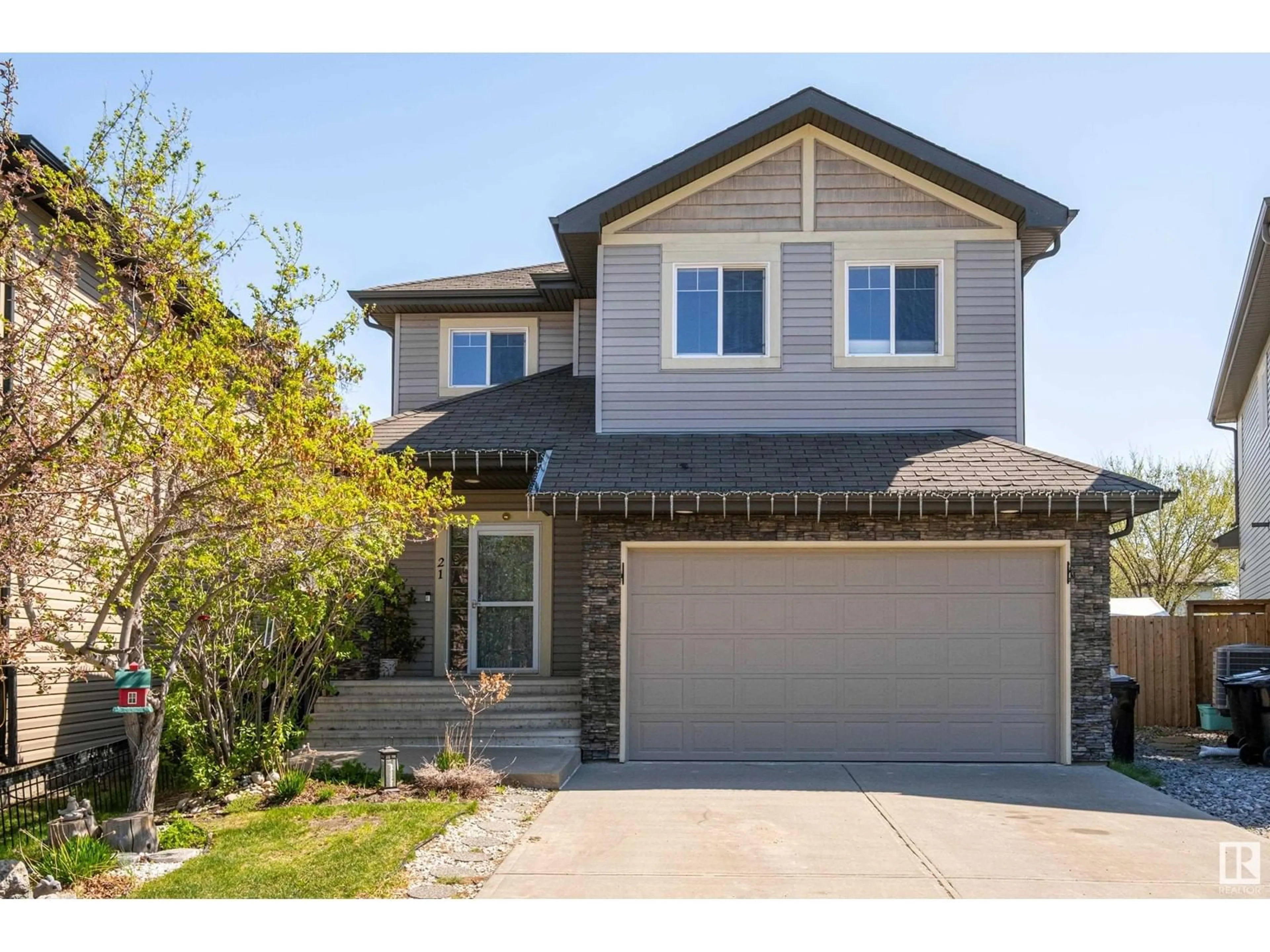 Home with vinyl exterior material, street for 21 VICTOR CT, Spruce Grove Alberta T7X0H2