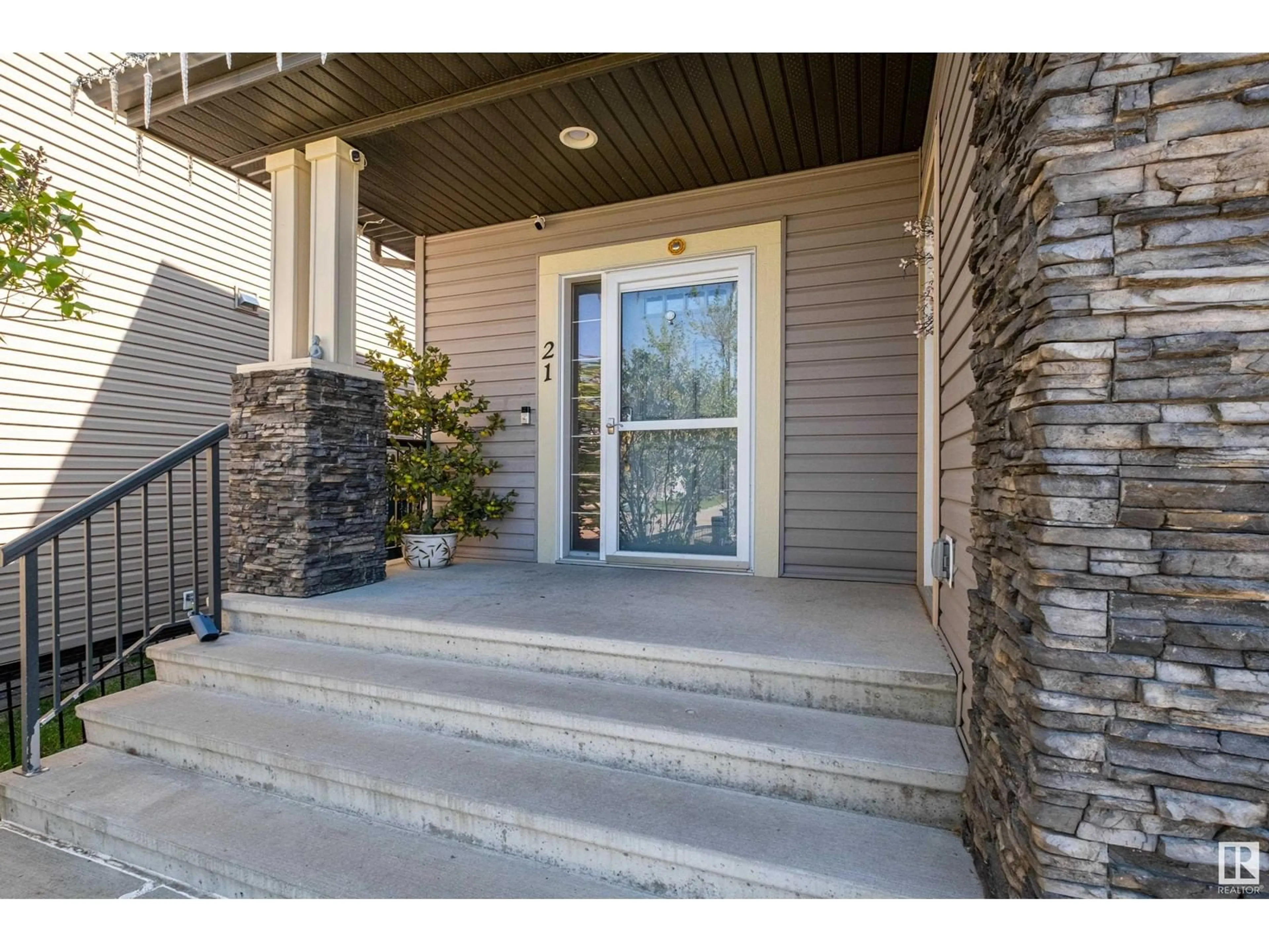Indoor entryway for 21 VICTOR CT, Spruce Grove Alberta T7X0H2
