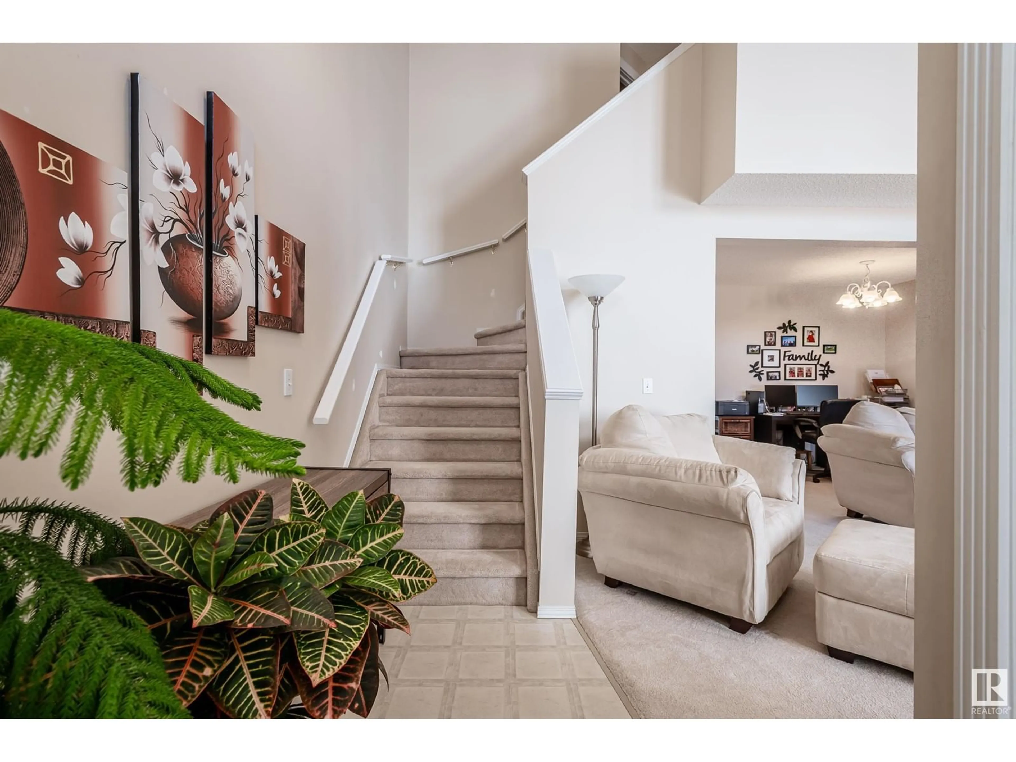 Indoor foyer for 3380 - 28 28A AV, Edmonton Alberta T6T1V4