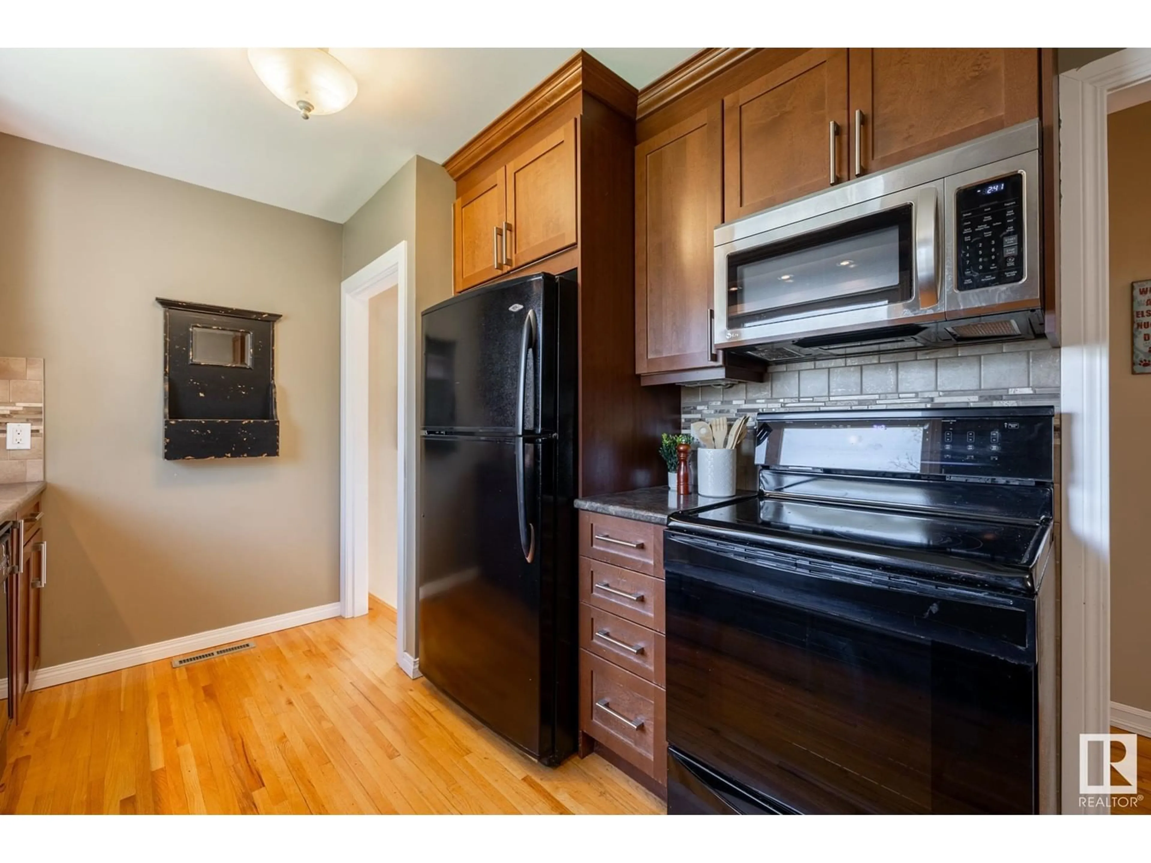 Standard kitchen, wood/laminate floor for 12121 39 ST, Edmonton Alberta T5W2J9