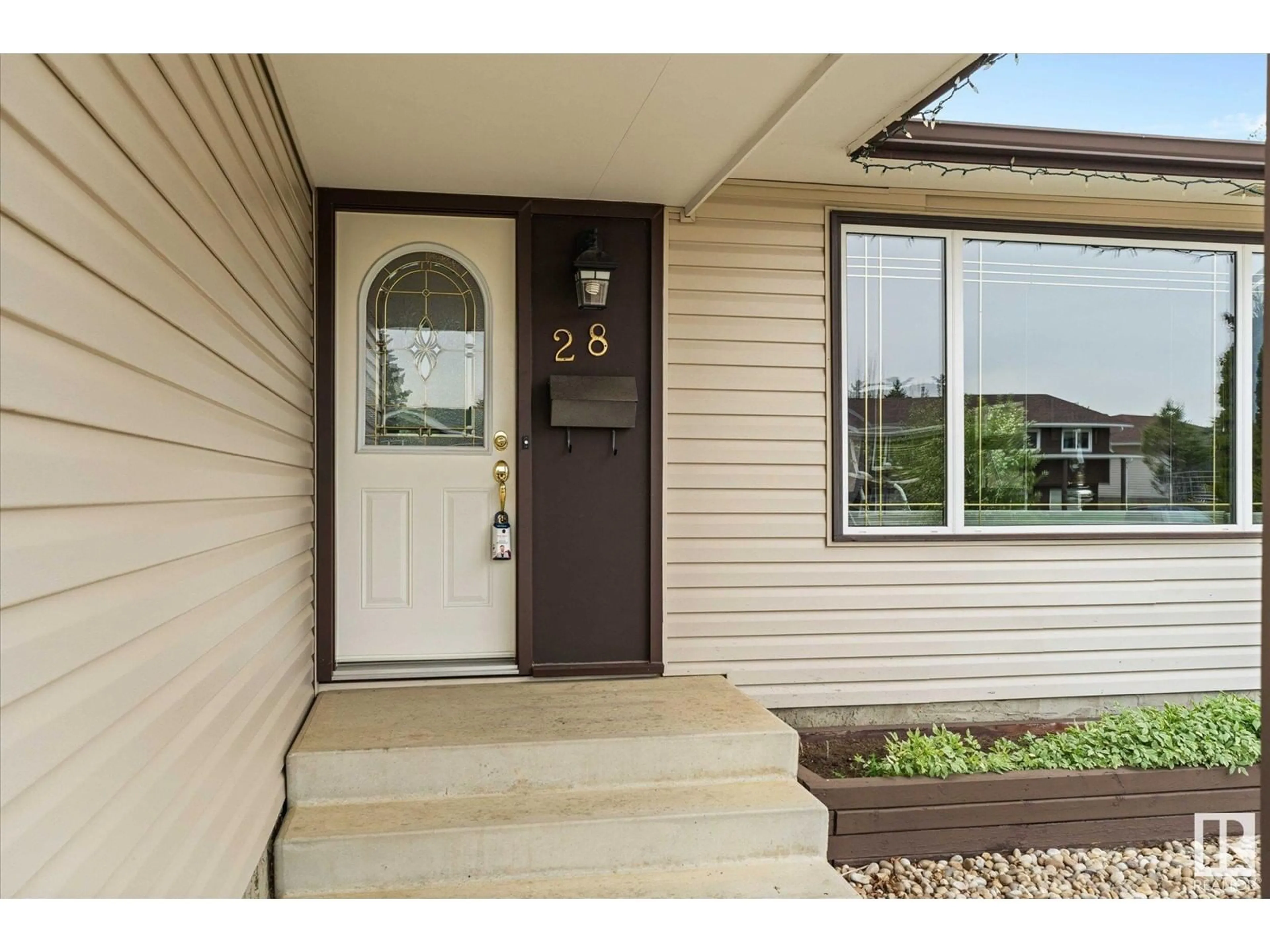 Indoor entryway for 28 HUGHES RD, Edmonton Alberta T5A4E2