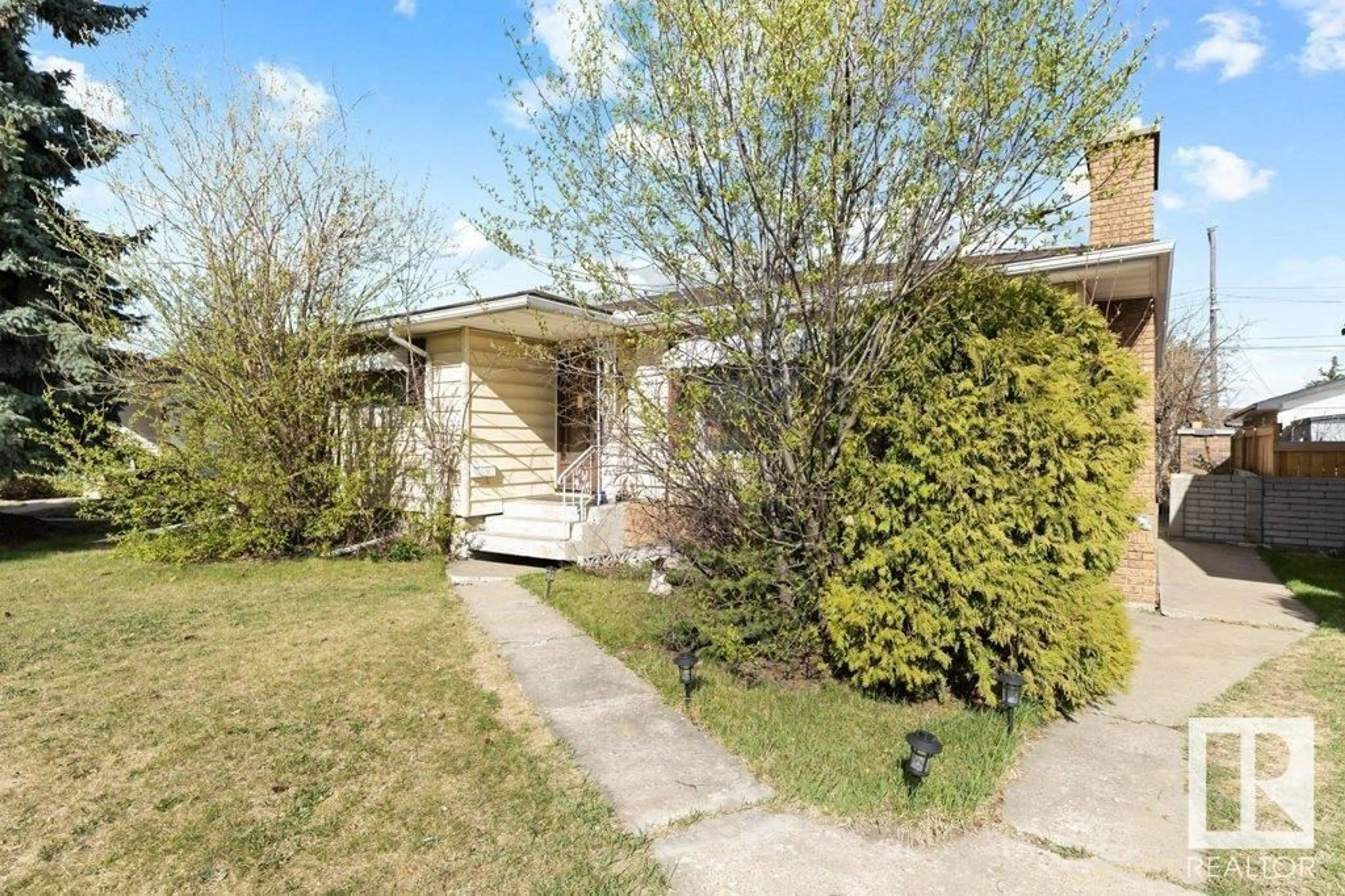 A pic from outside/outdoor area/front of a property/back of a property/a pic from drone, street for 8707 54 ST, Edmonton Alberta T6B1H2