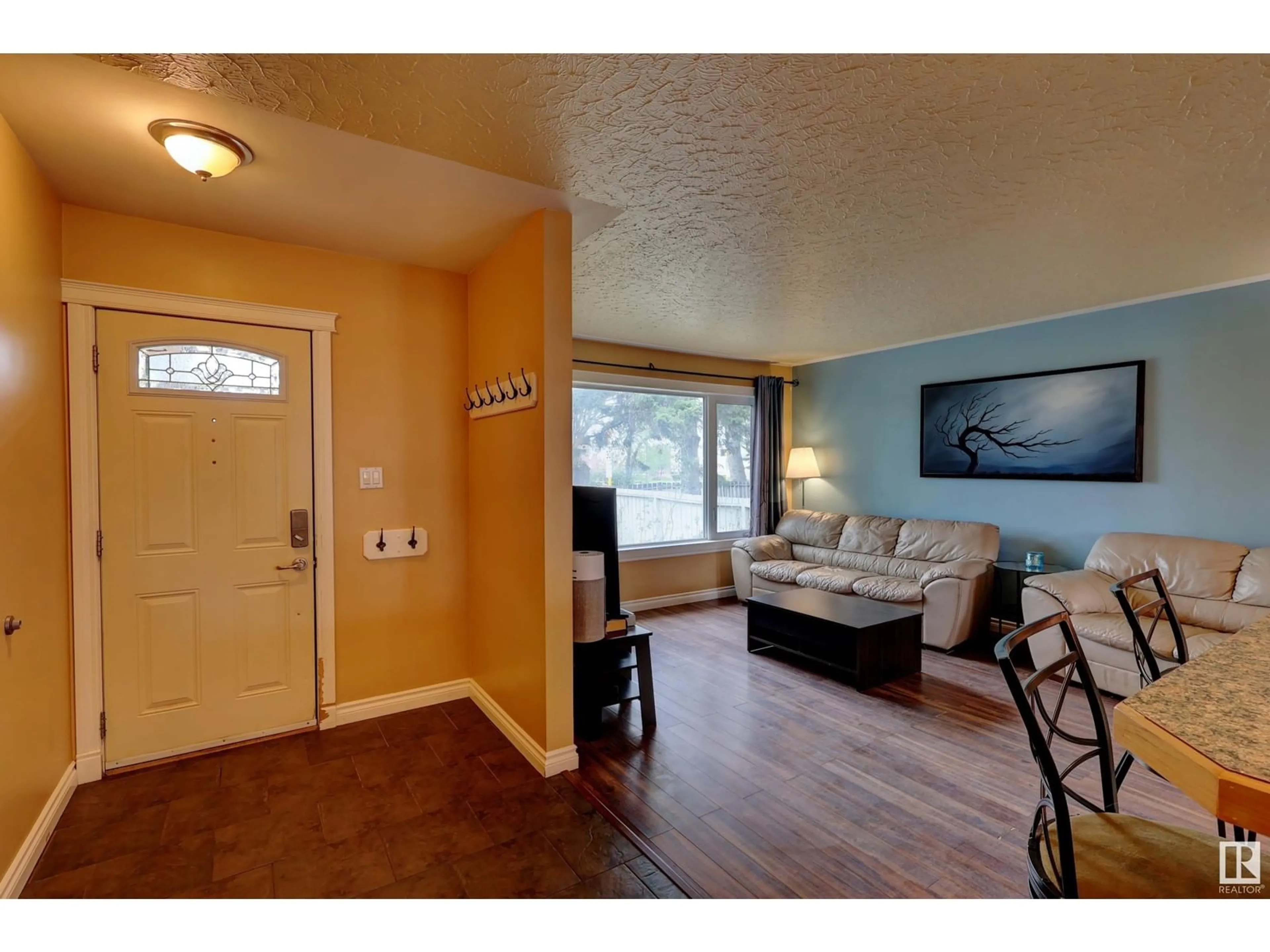 Indoor entryway for 15640 92 AV, Edmonton Alberta T5R5C4
