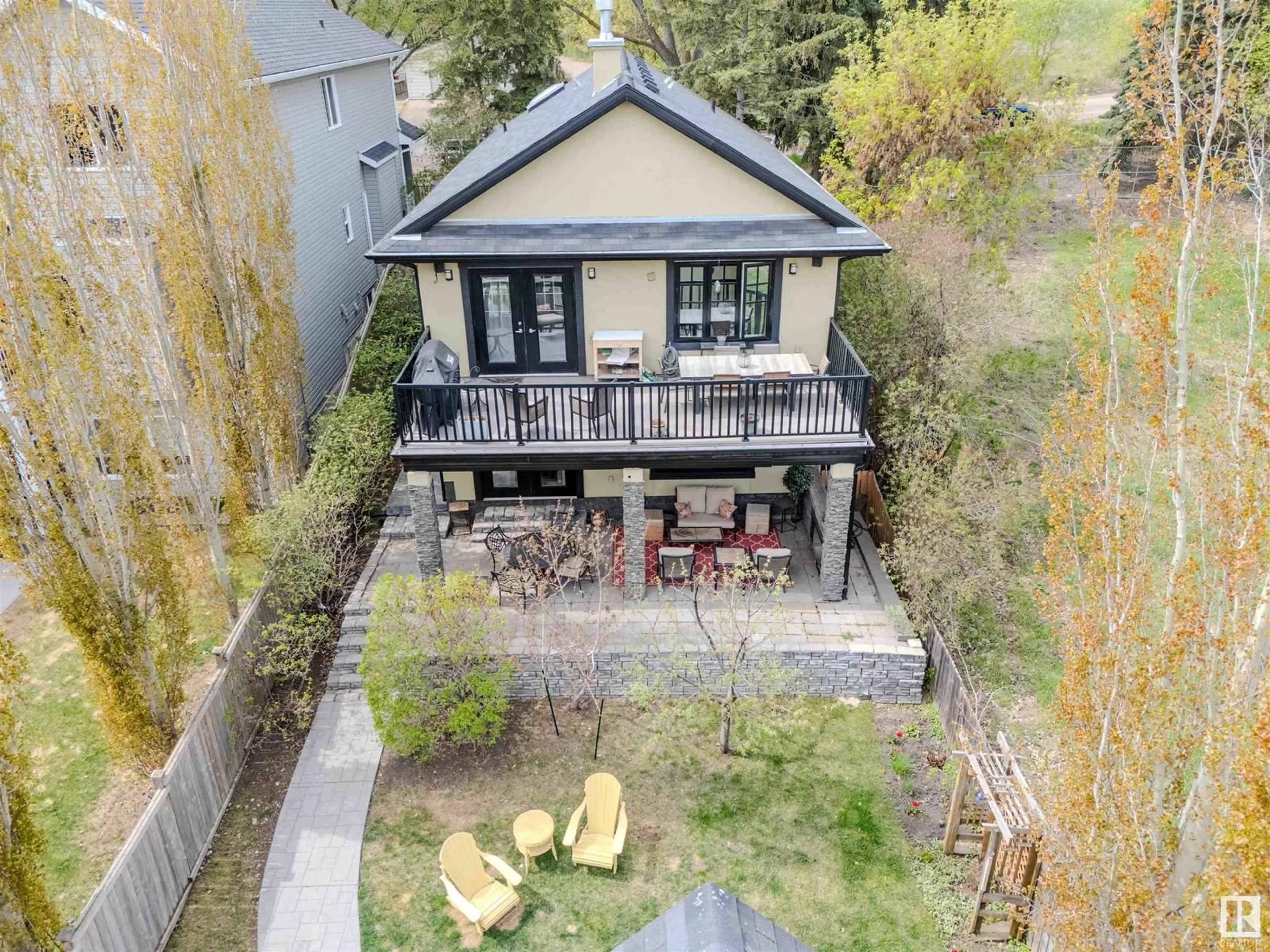 A pic from outside/outdoor area/front of a property/back of a property/a pic from drone, street for 10067 93 ST, Edmonton Alberta T5H1W6