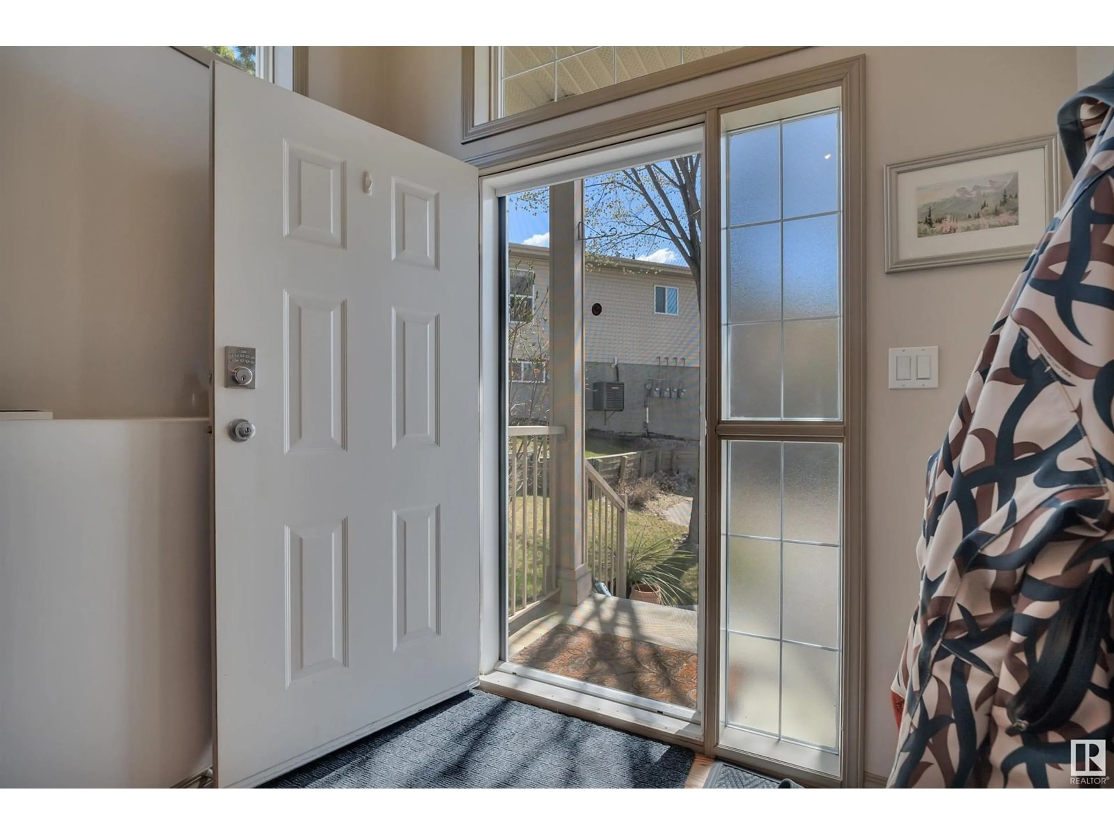 Indoor entryway for 33 420 HUNTERS GREEN NW, Edmonton Alberta T6R2X3
