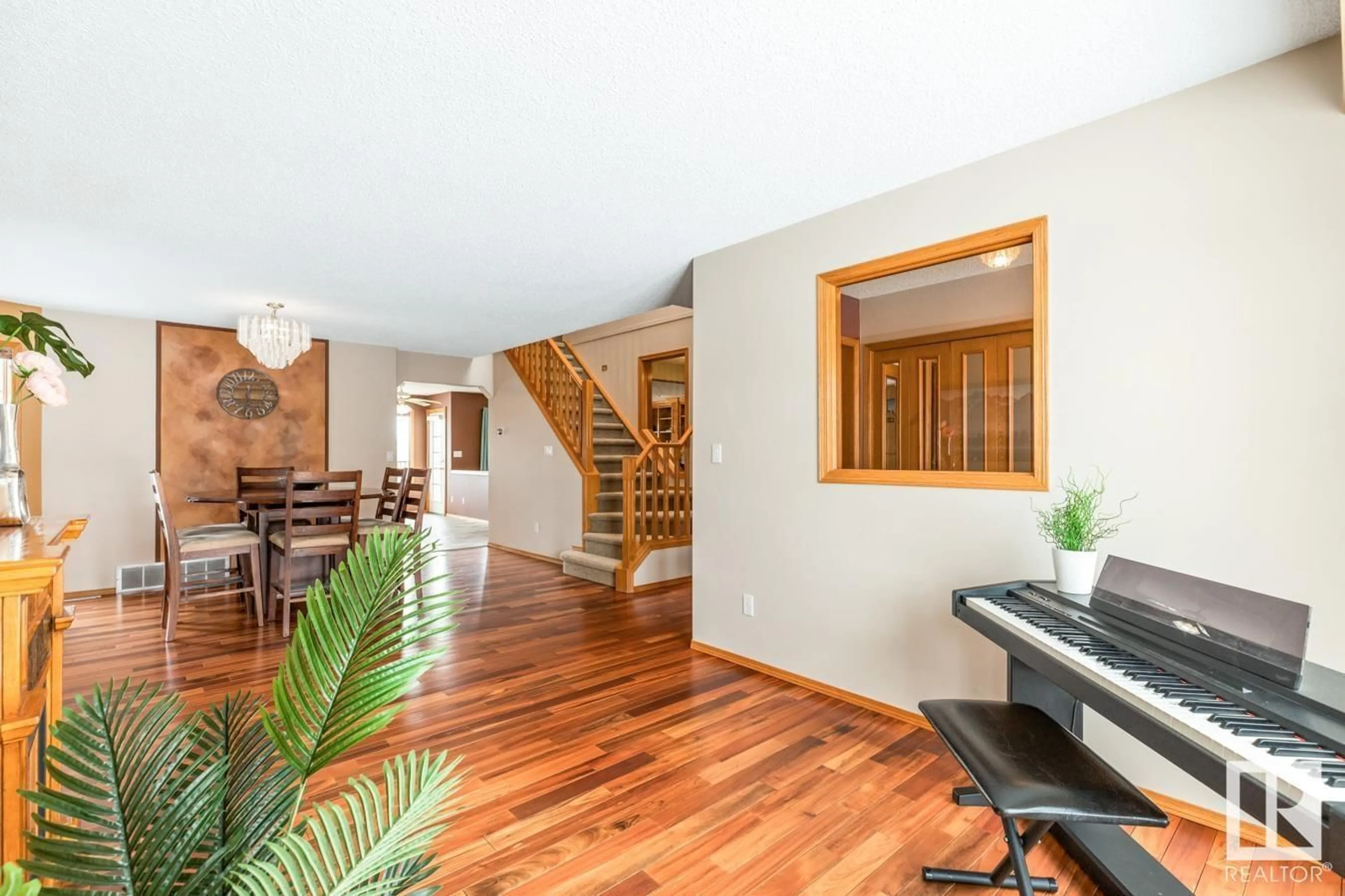 Indoor foyer for 408 HOLLICK-KENYON RD, Edmonton Alberta T5Y2T9