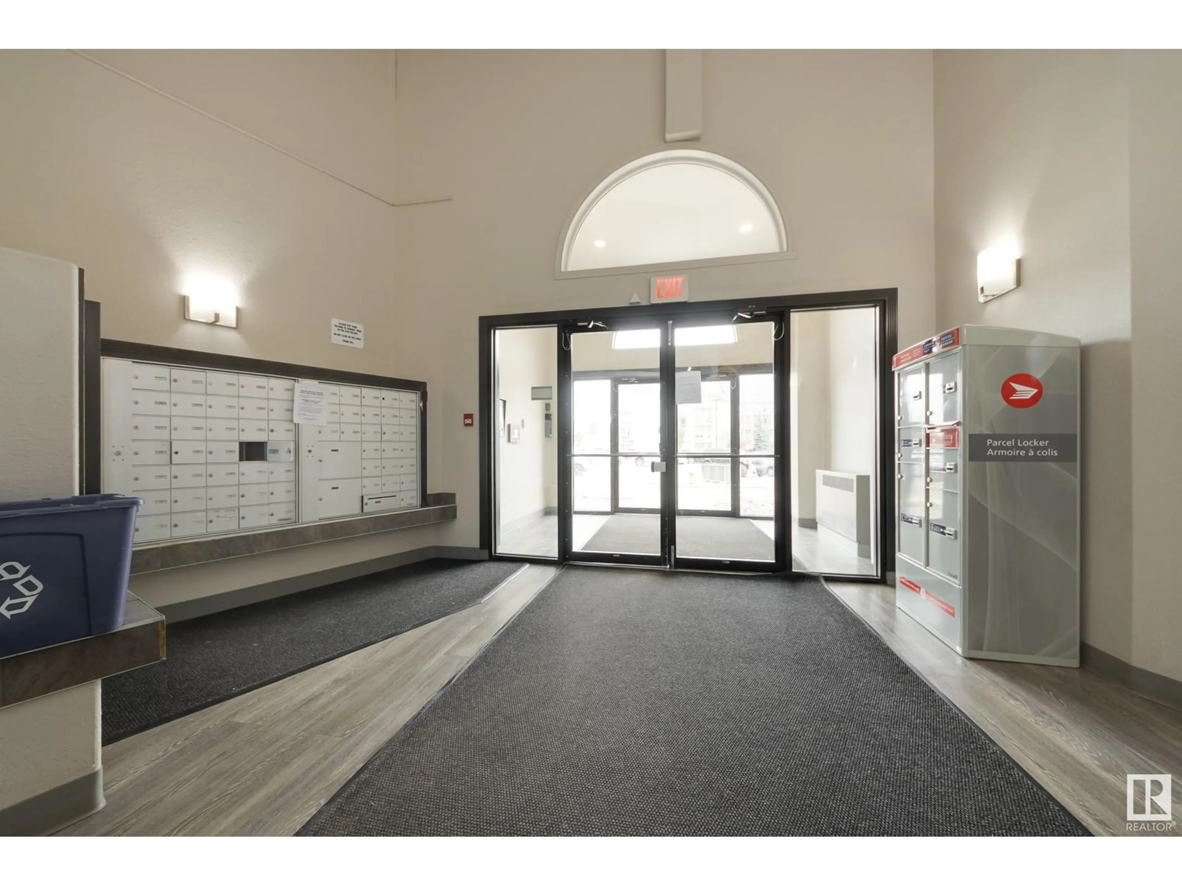 Indoor foyer for 2206 CLAREVIEW STATION DR, Edmonton Alberta T5Y0E5