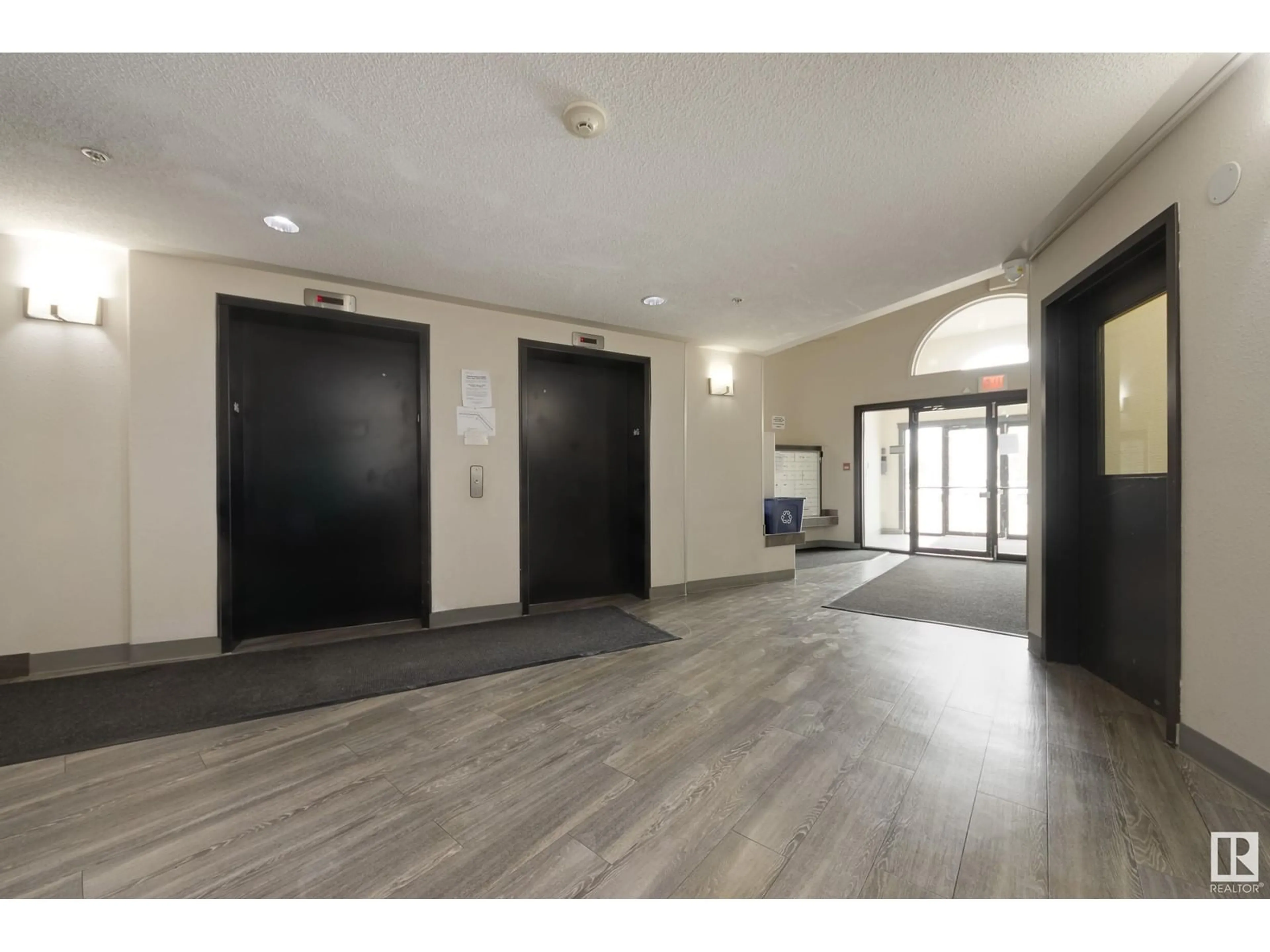 Indoor foyer for 2206 CLAREVIEW STATION DR, Edmonton Alberta T5Y0E5
