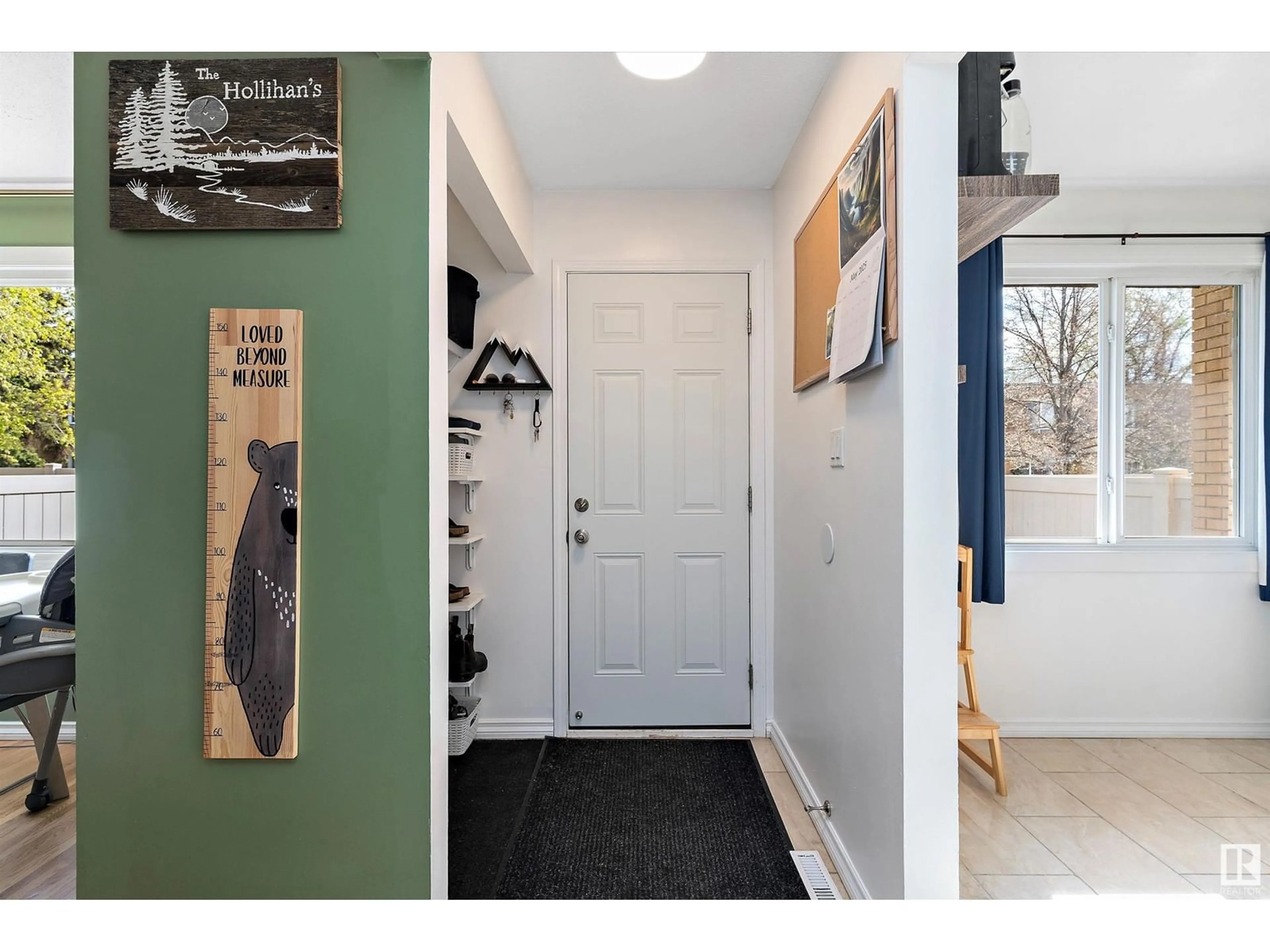 Indoor entryway for 127 LONDONDERRY SQUARE, Edmonton Alberta T5C3C4