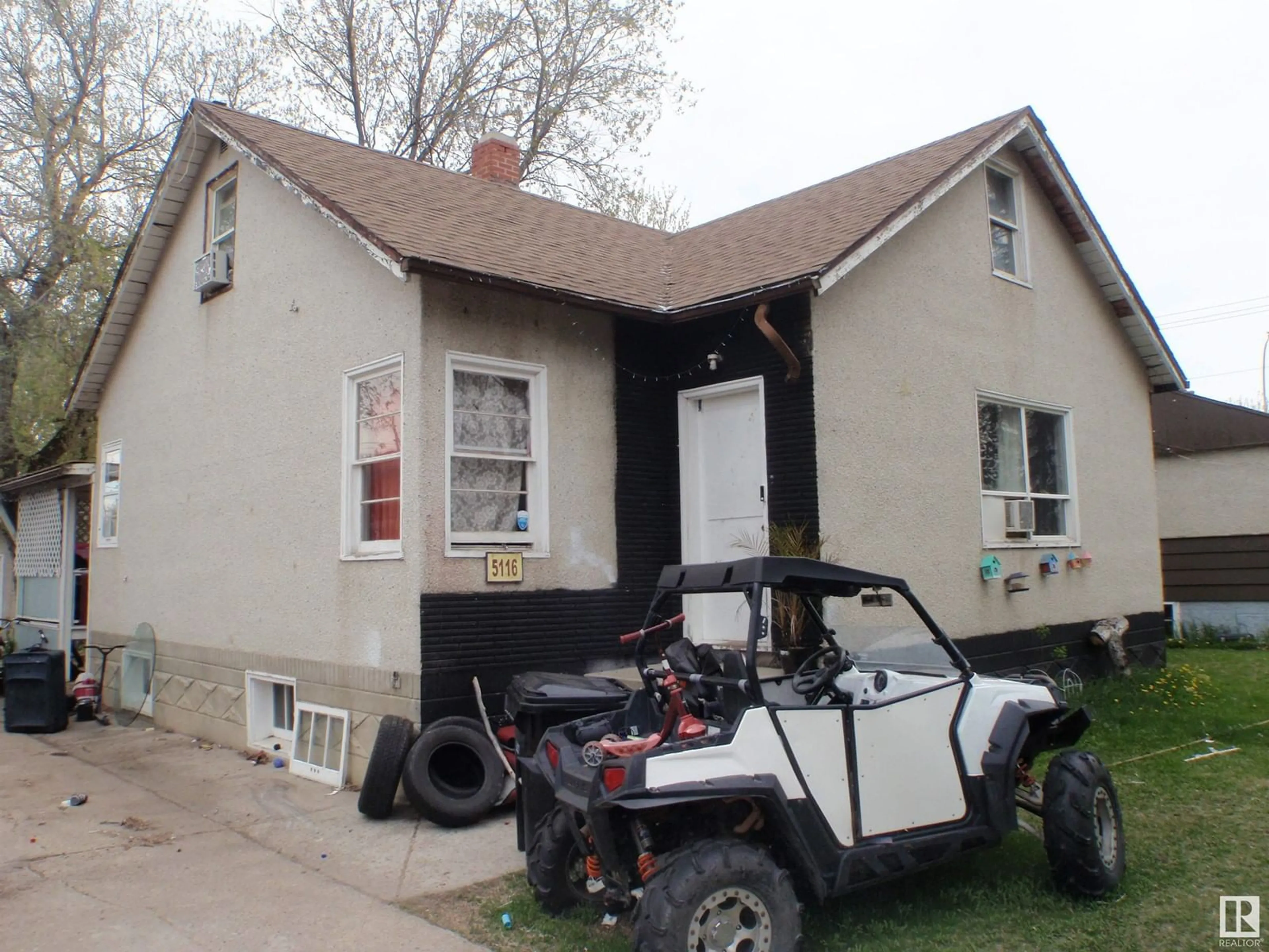 Home with vinyl exterior material, building for 5116 54 ST, Barrhead Alberta T7N1A4