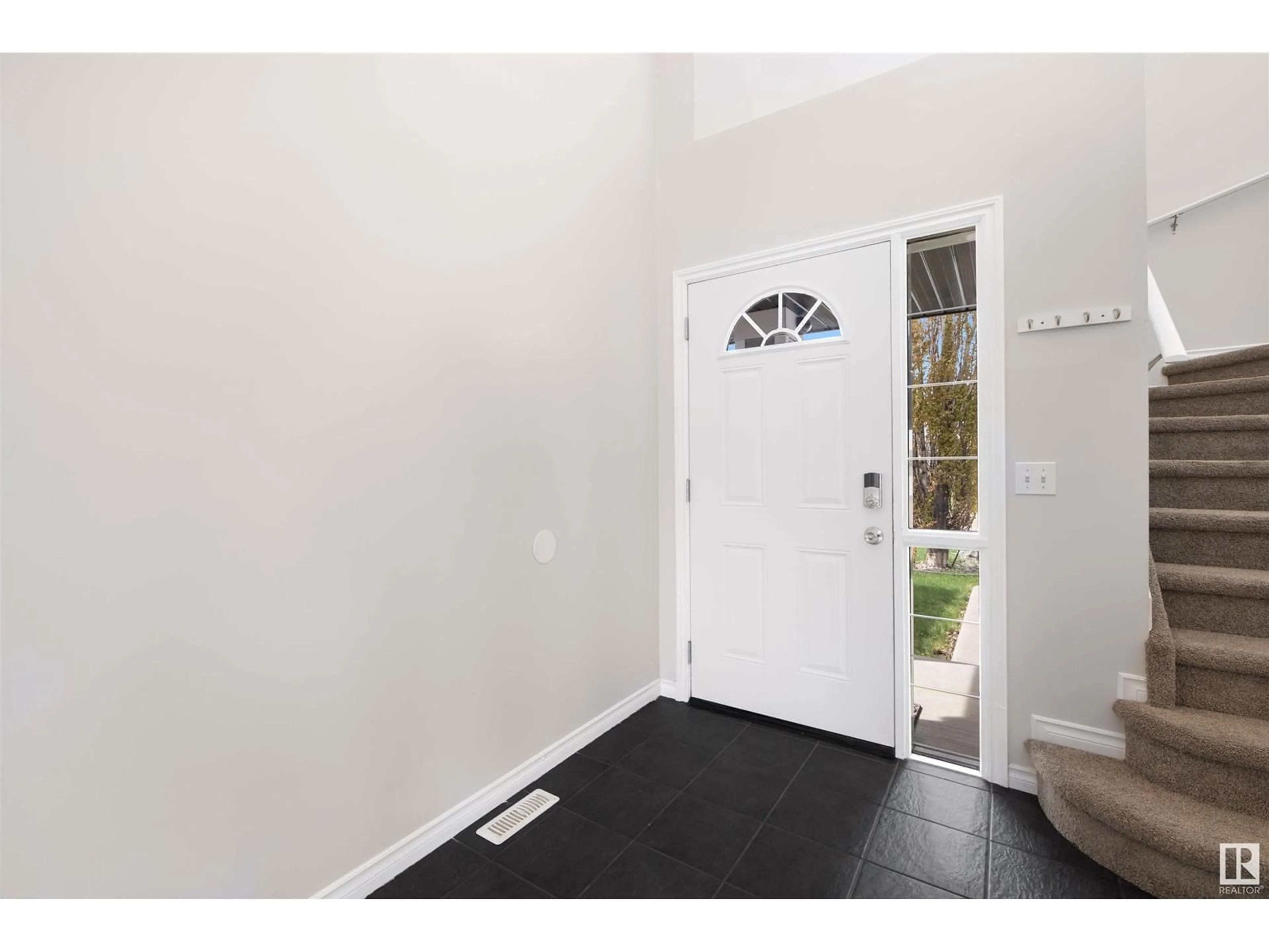 Indoor entryway for 707 HUDSON PL, Edmonton Alberta T6V1N6