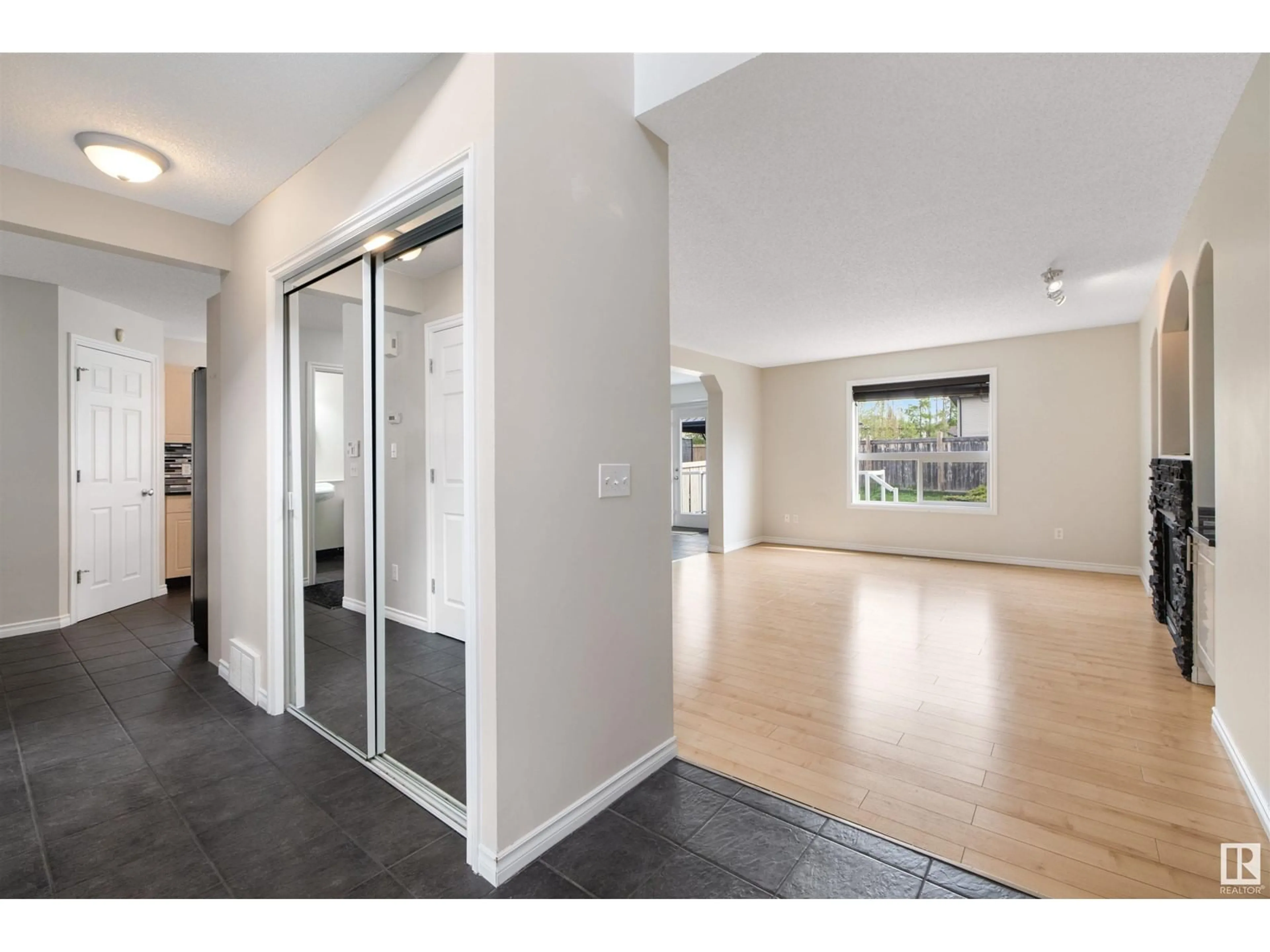 Indoor entryway for 707 HUDSON PL, Edmonton Alberta T6V1N6