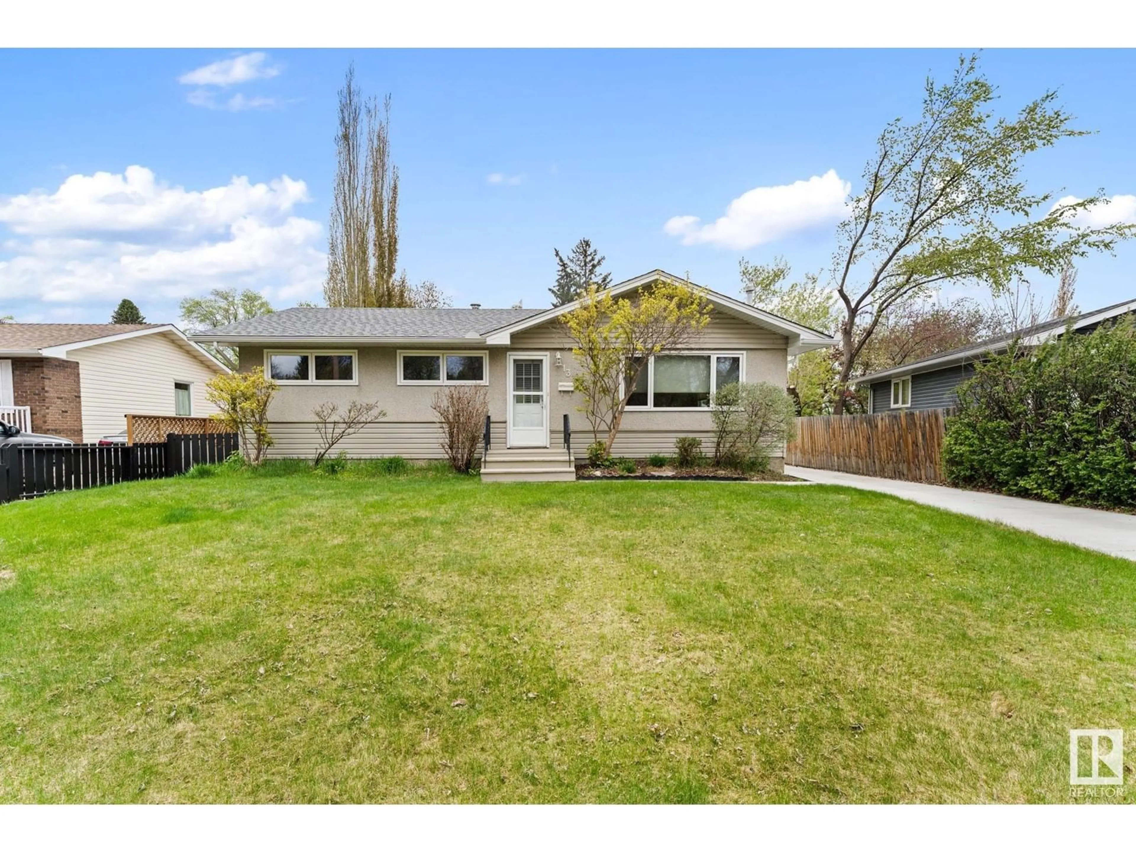 Home with vinyl exterior material, street for 13 SWALLOW CR, St. Albert Alberta T8N0K6