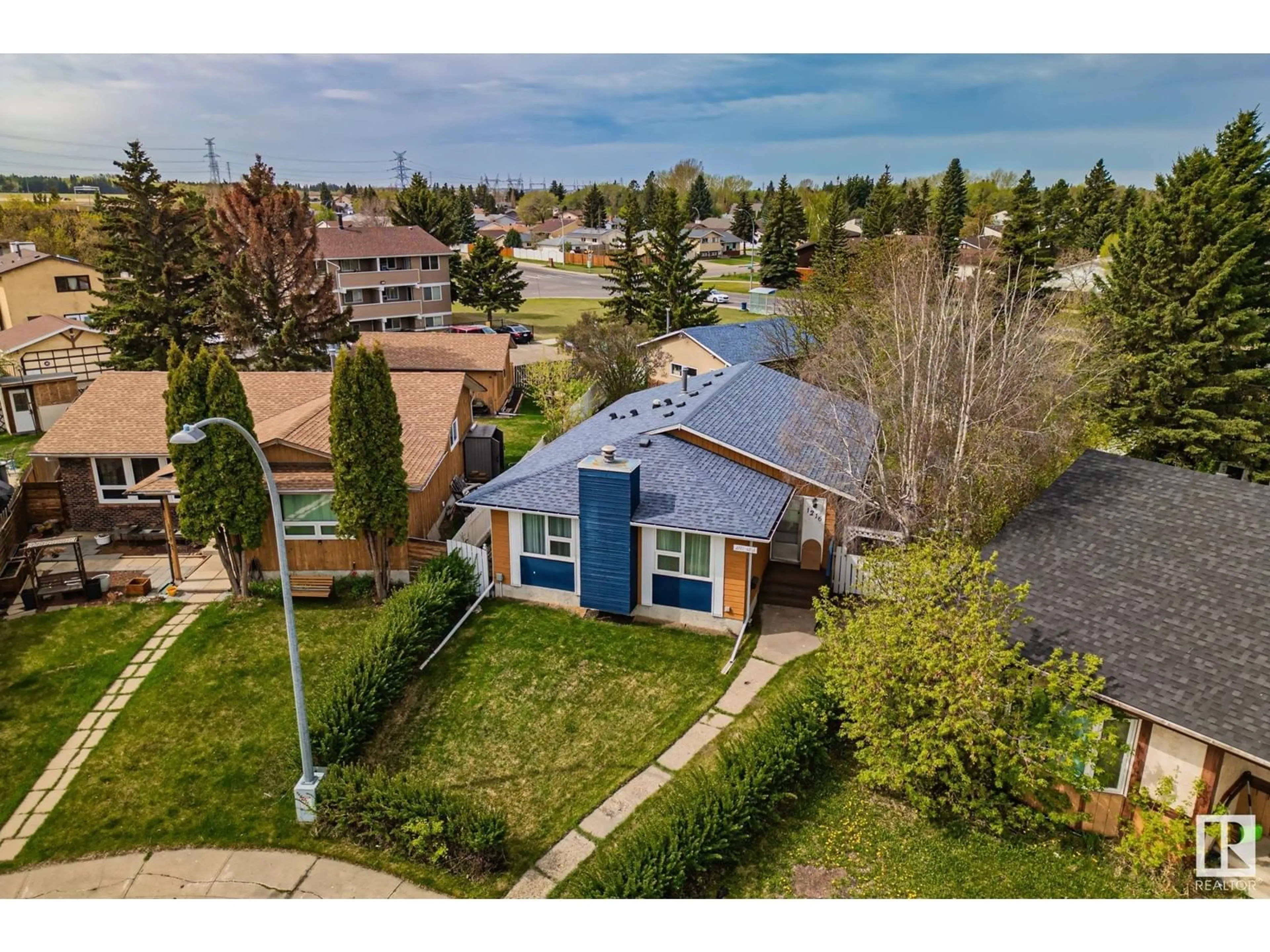 A pic from outside/outdoor area/front of a property/back of a property/a pic from drone, street for NW - 1216 65 ST, Edmonton Alberta T6L2E7