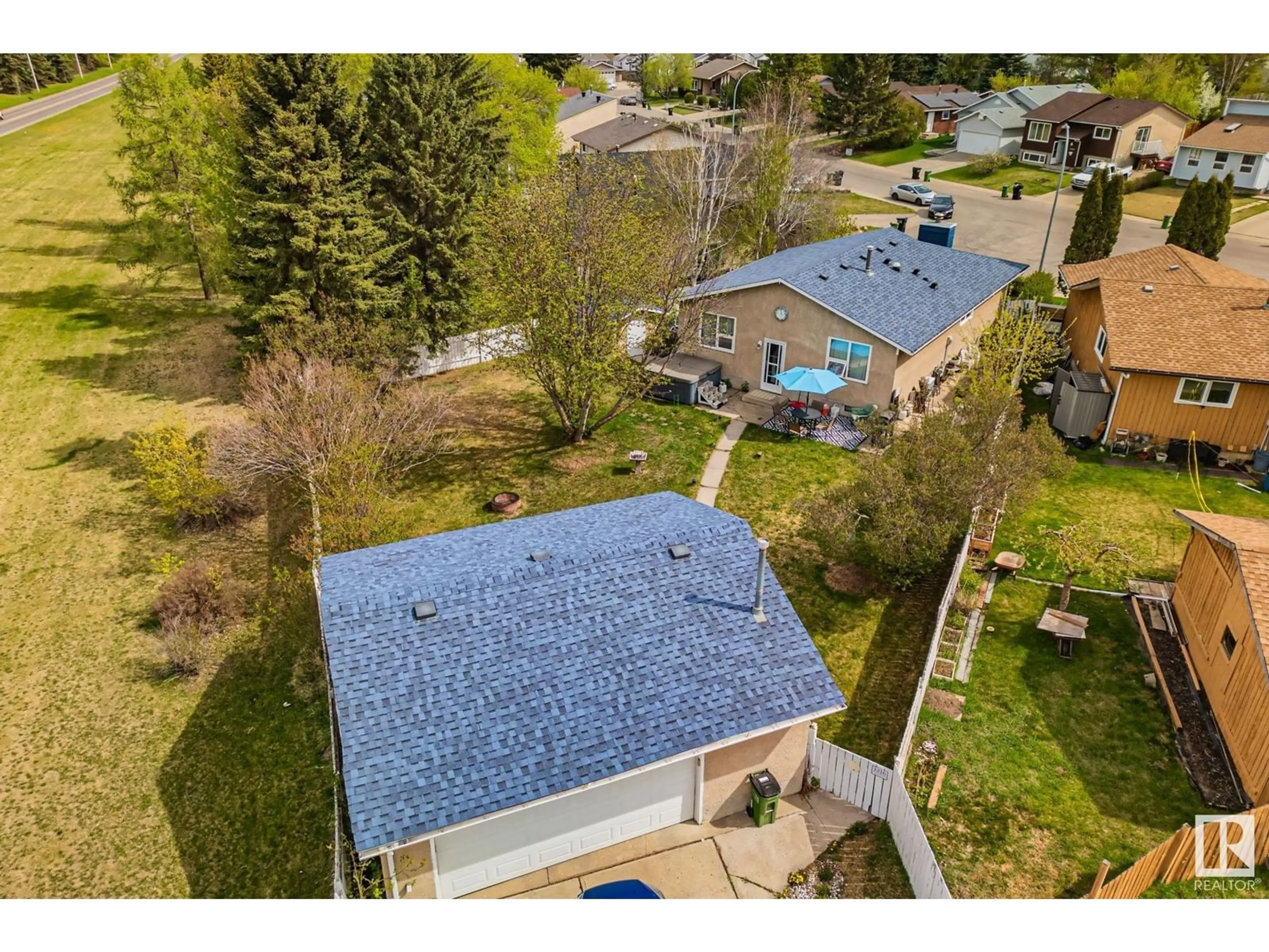 A pic from outside/outdoor area/front of a property/back of a property/a pic from drone, street for NW - 1216 65 ST, Edmonton Alberta T6L2E7