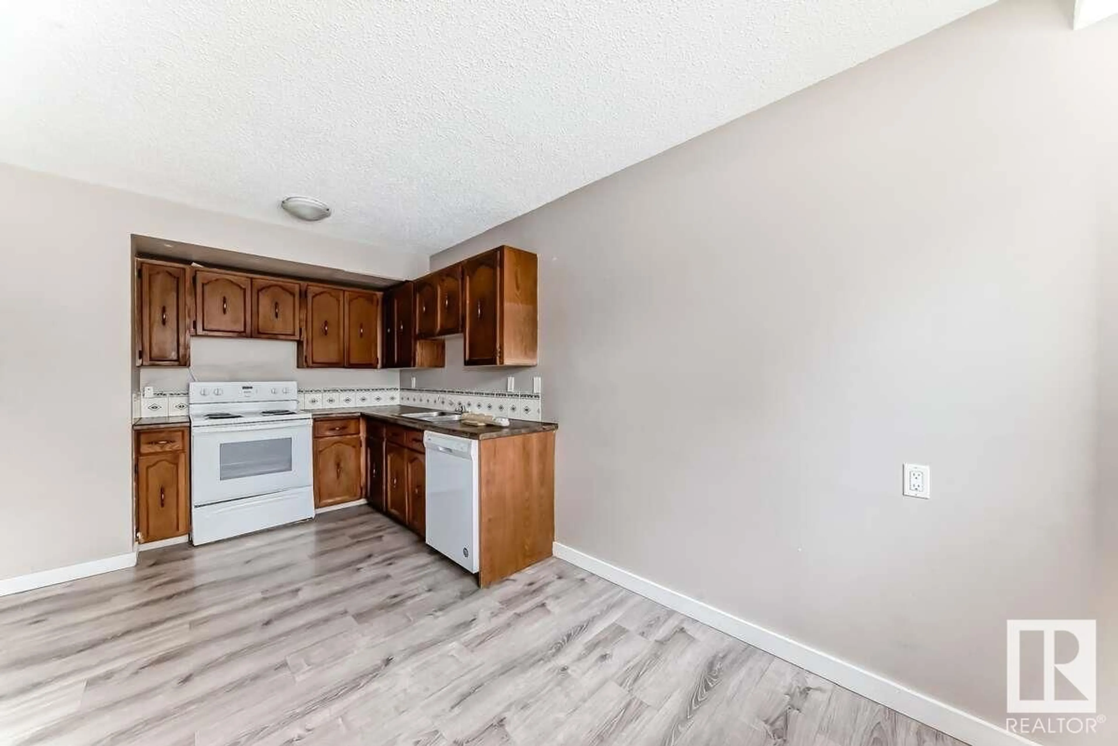 Standard kitchen, unknown for 1259 HOOKE RD, Edmonton Alberta T5A4A4