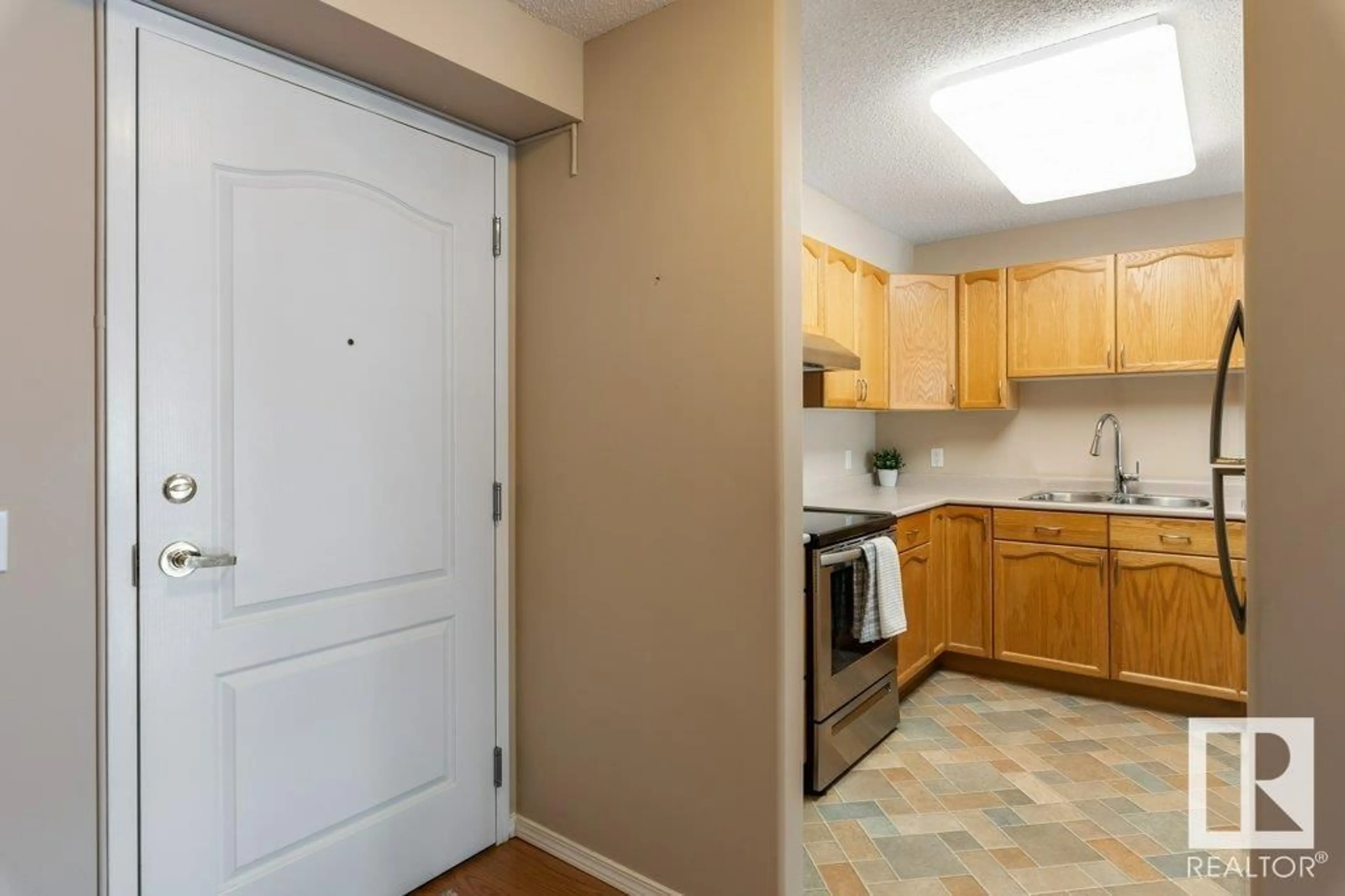 Standard kitchen, unknown for 160 - 204 KINGSWOOD BV, St. Albert Alberta T8N6Z2