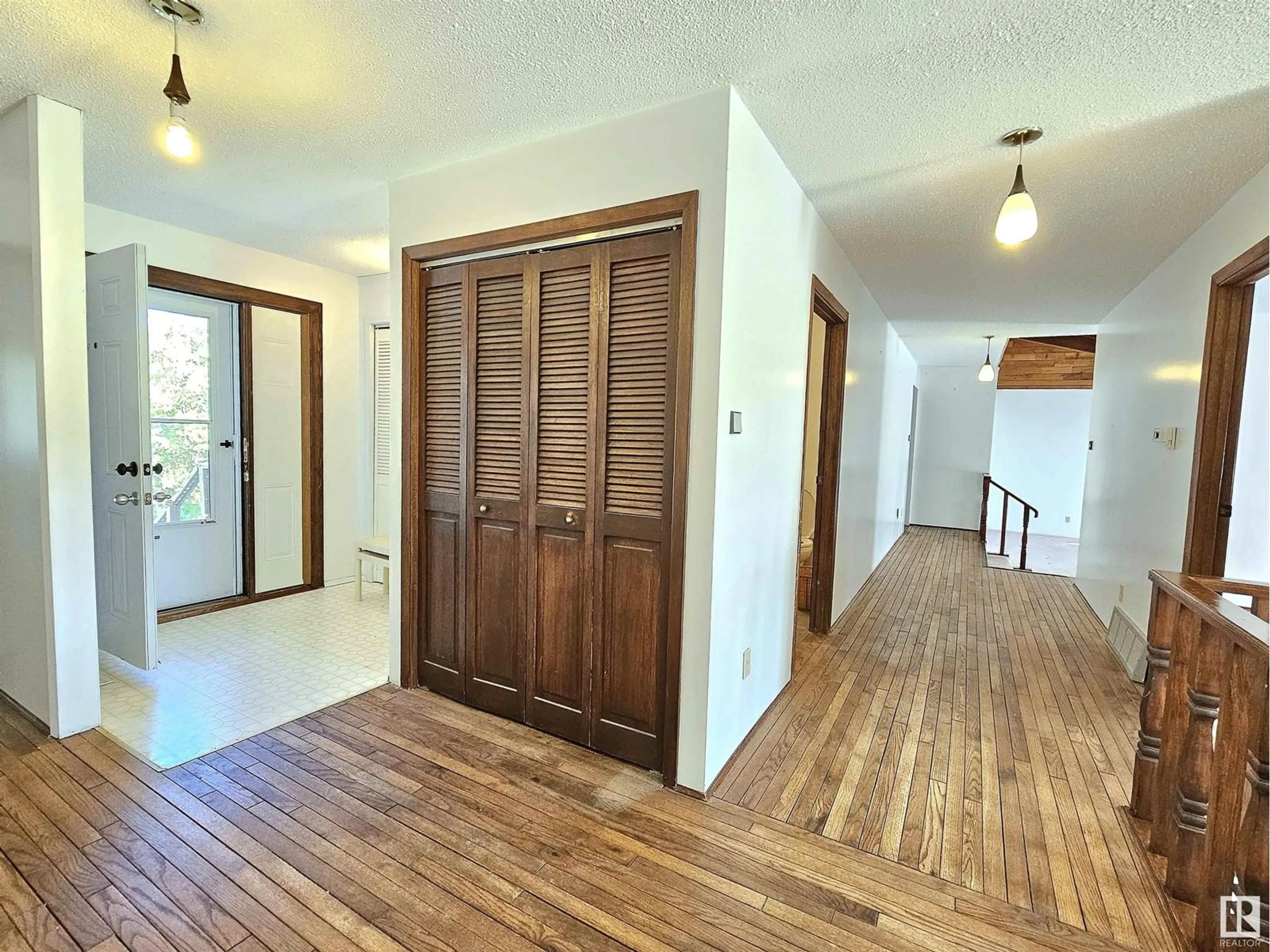 Indoor foyer for 53310 - 312 RGE ROAD 275, Rural Parkland County Alberta T7X3V8