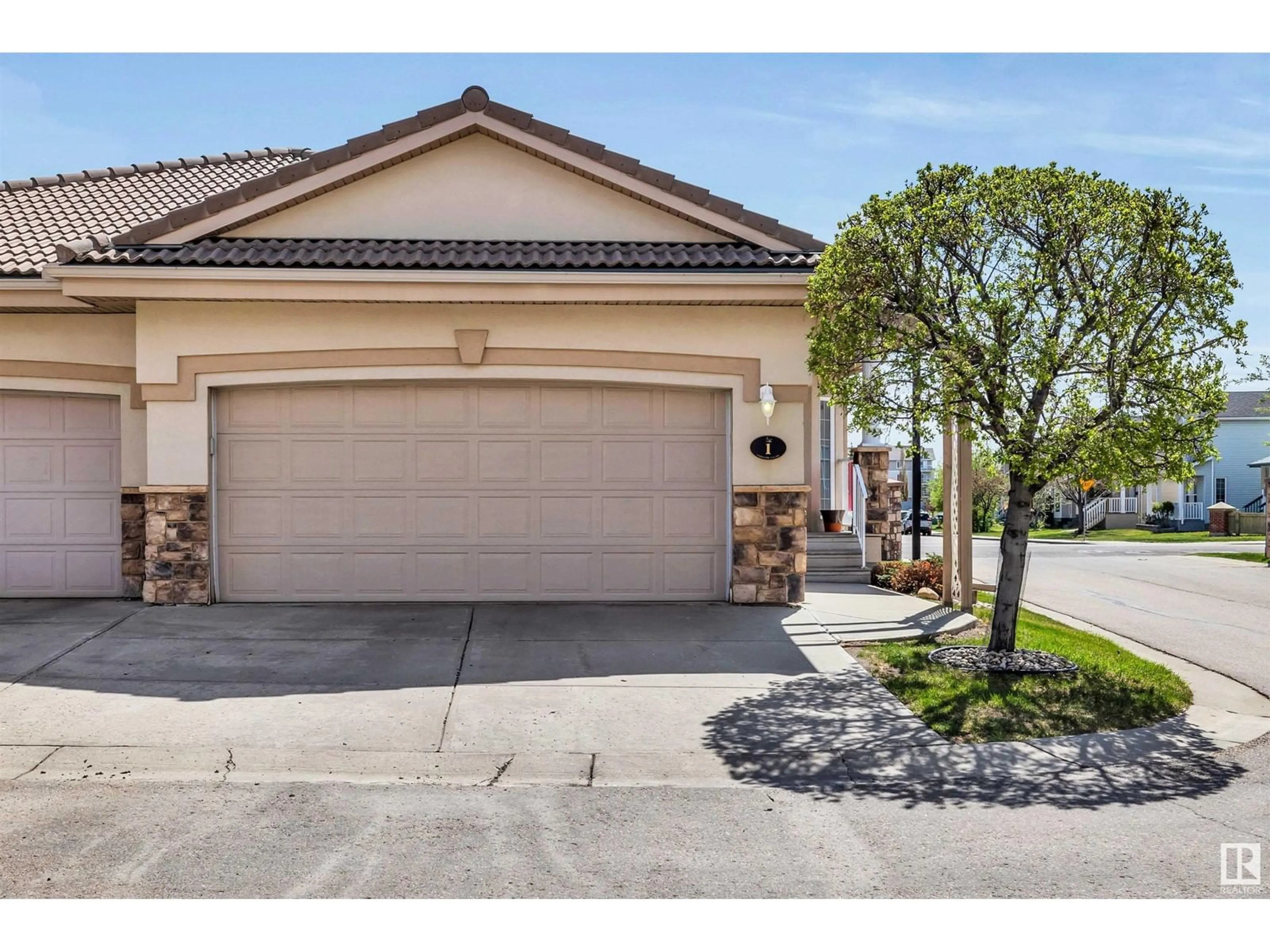 Indoor garage for 13808 155 AV, Edmonton Alberta T6V1T8