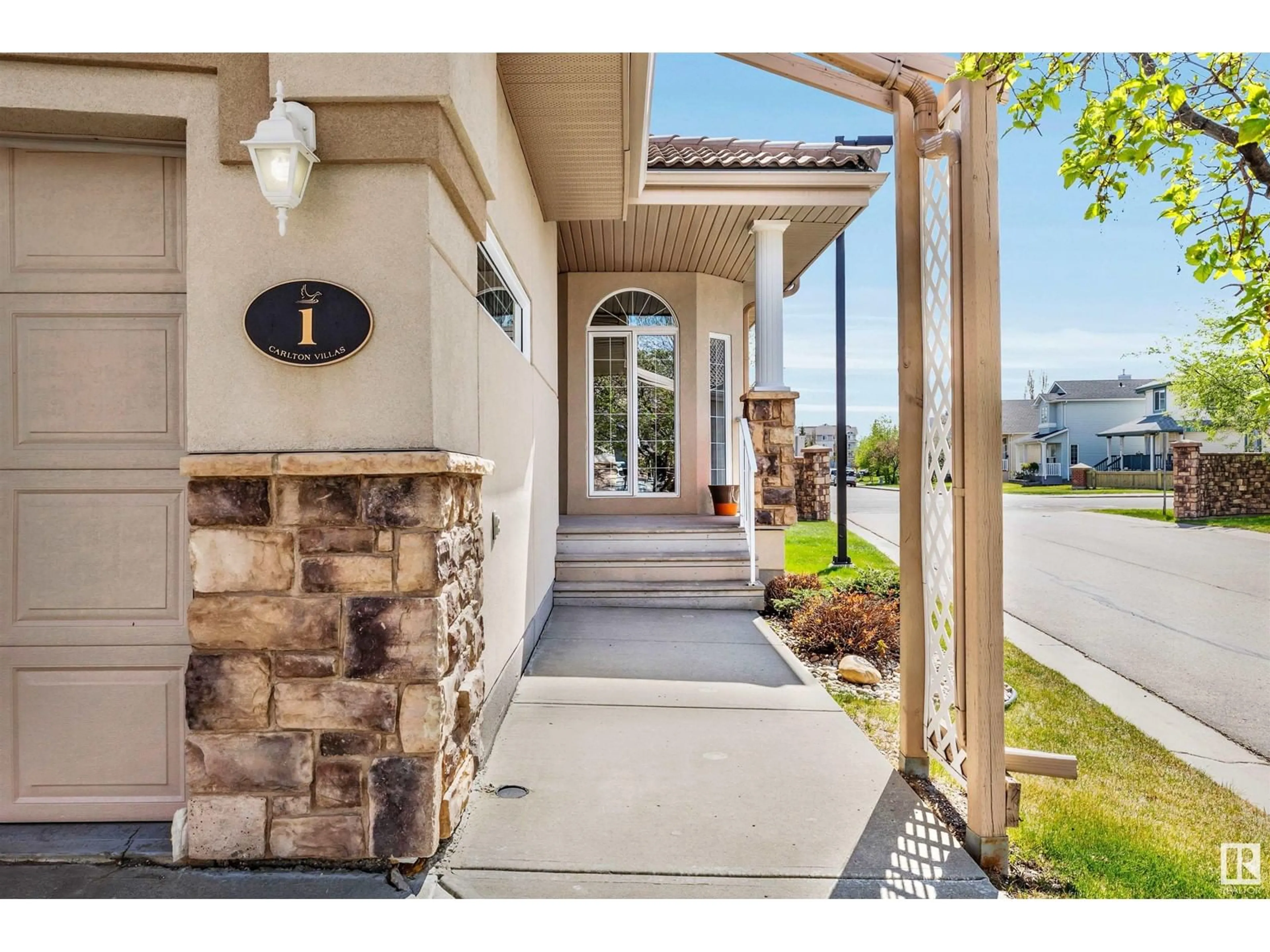 Indoor entryway for 13808 155 AV, Edmonton Alberta T6V1T8