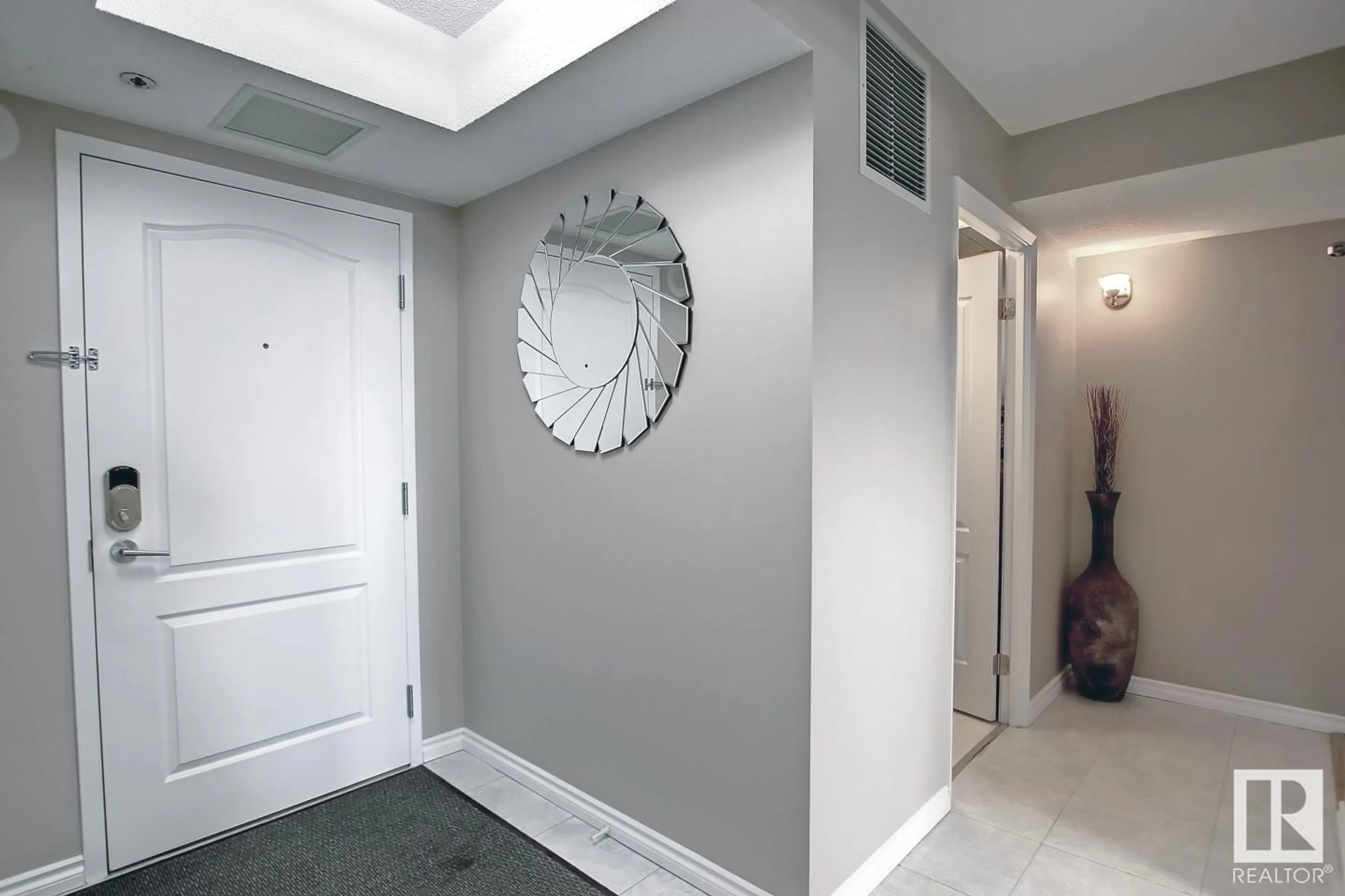 Indoor entryway for 1105 - 10130 114 ST, Edmonton Alberta T5K2S6