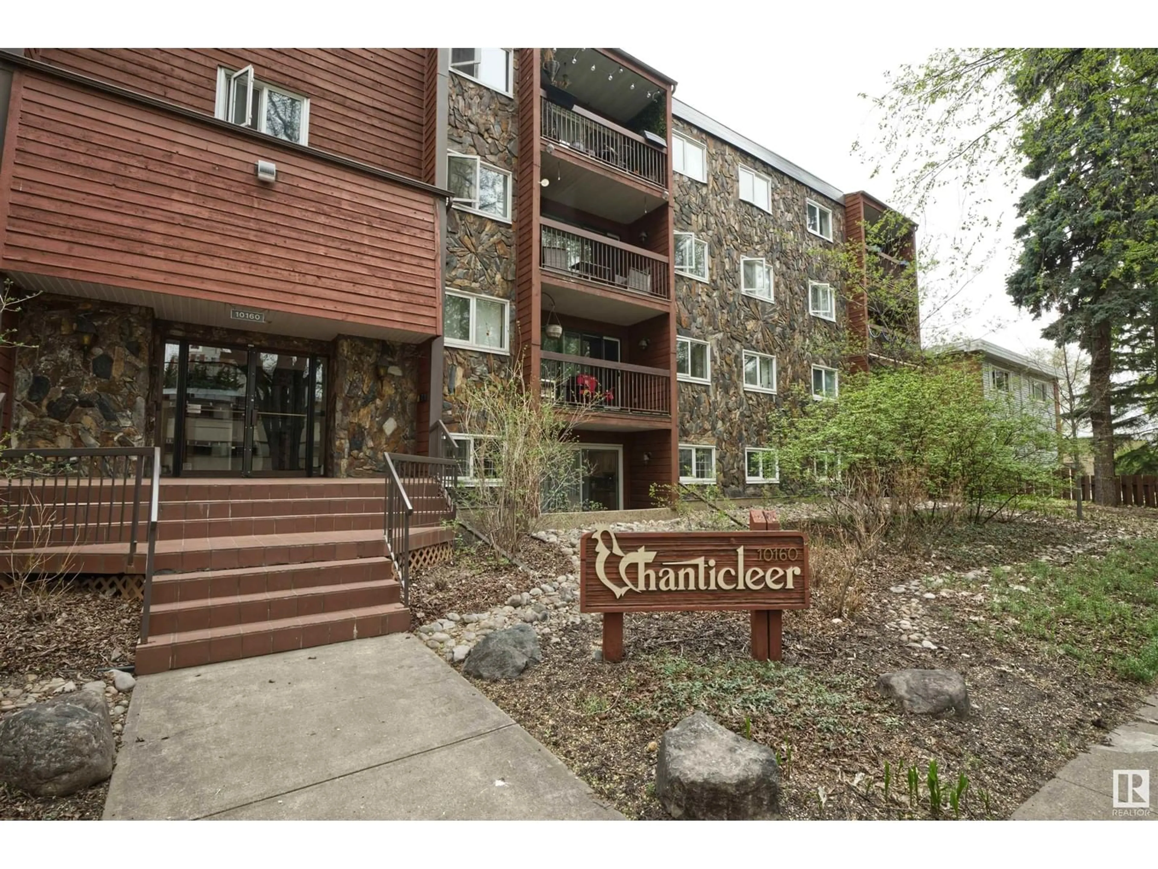 Indoor foyer for #21 - 10160 119 ST, Edmonton Alberta T5K1Y9