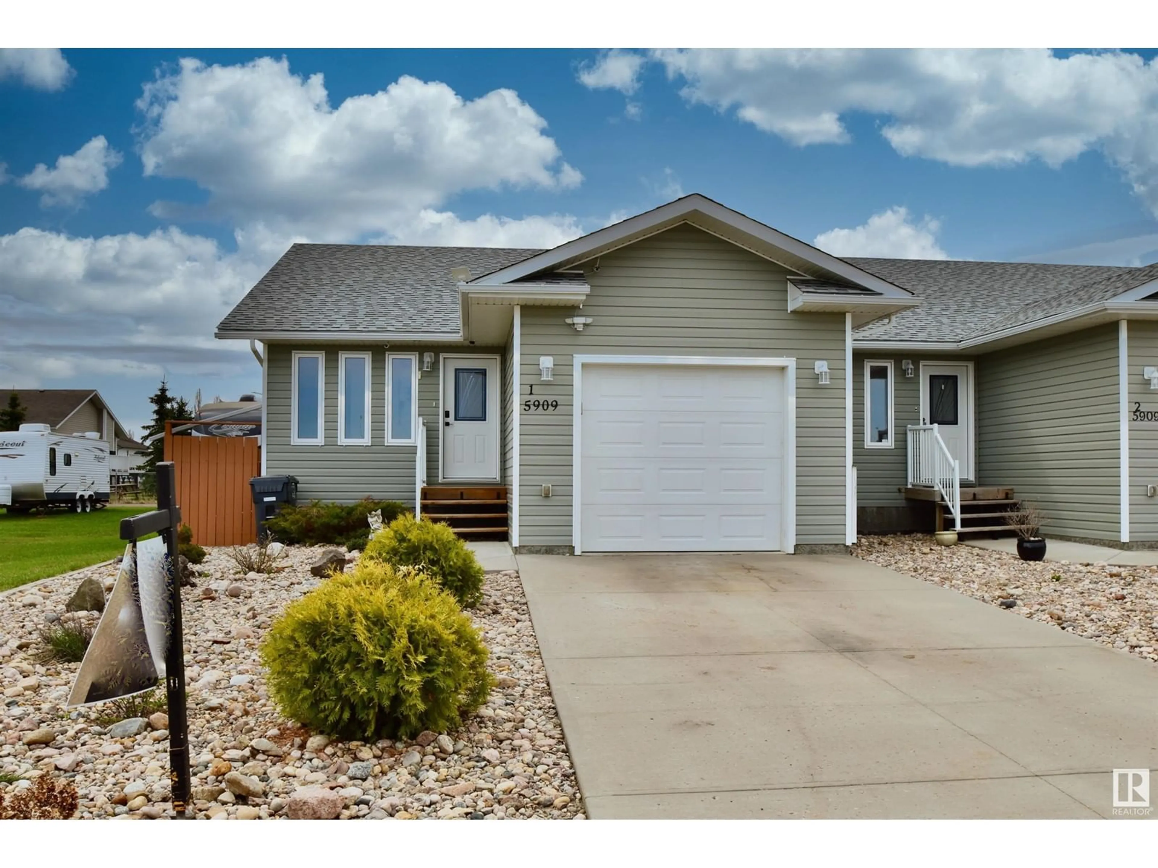 Home with vinyl exterior material, street for 5909 48 AV, St. Paul Town Alberta T0A3A1