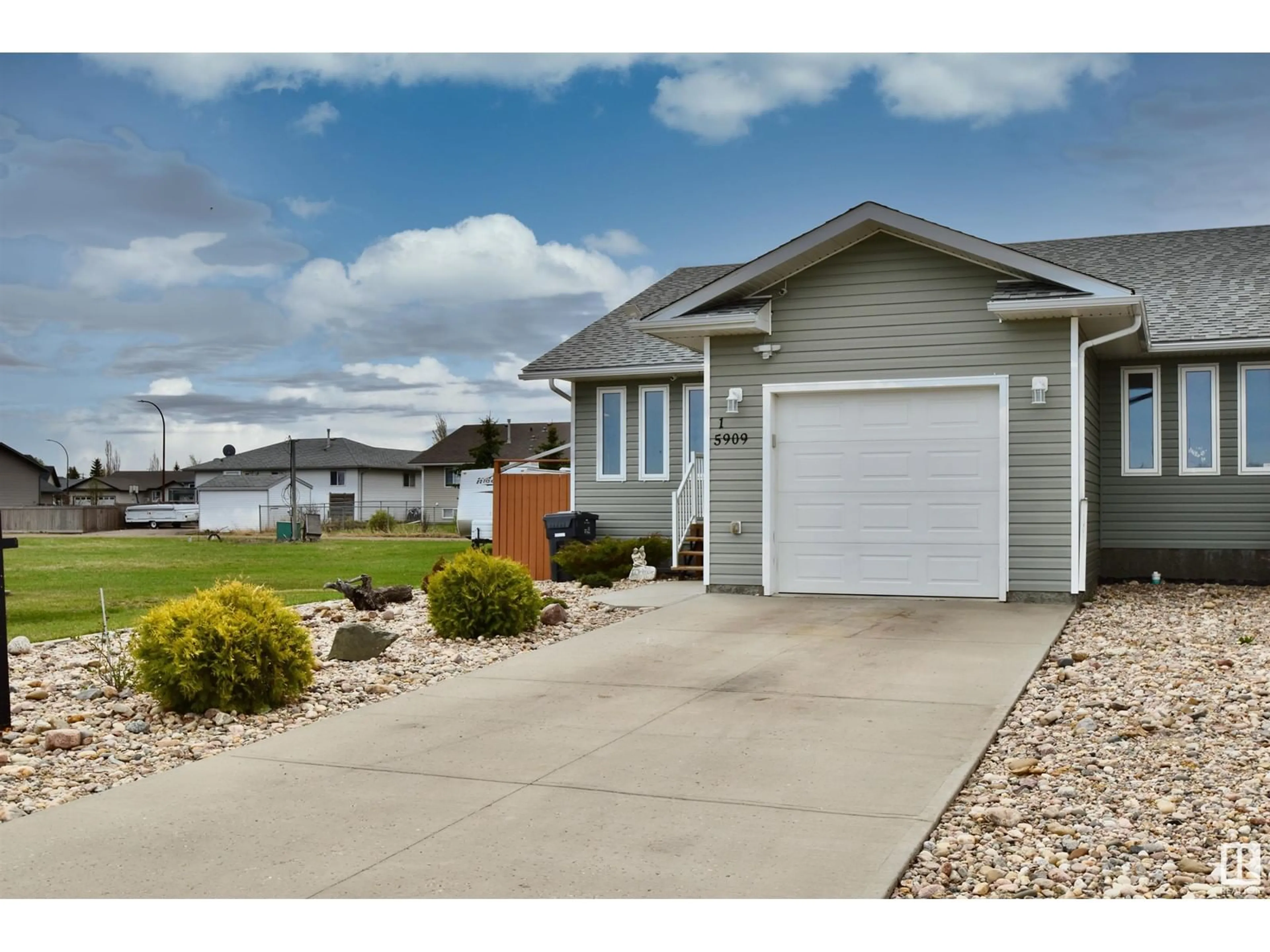 Home with vinyl exterior material, water/lake/river/ocean view for 5909 48 AV, St. Paul Town Alberta T0A3A1