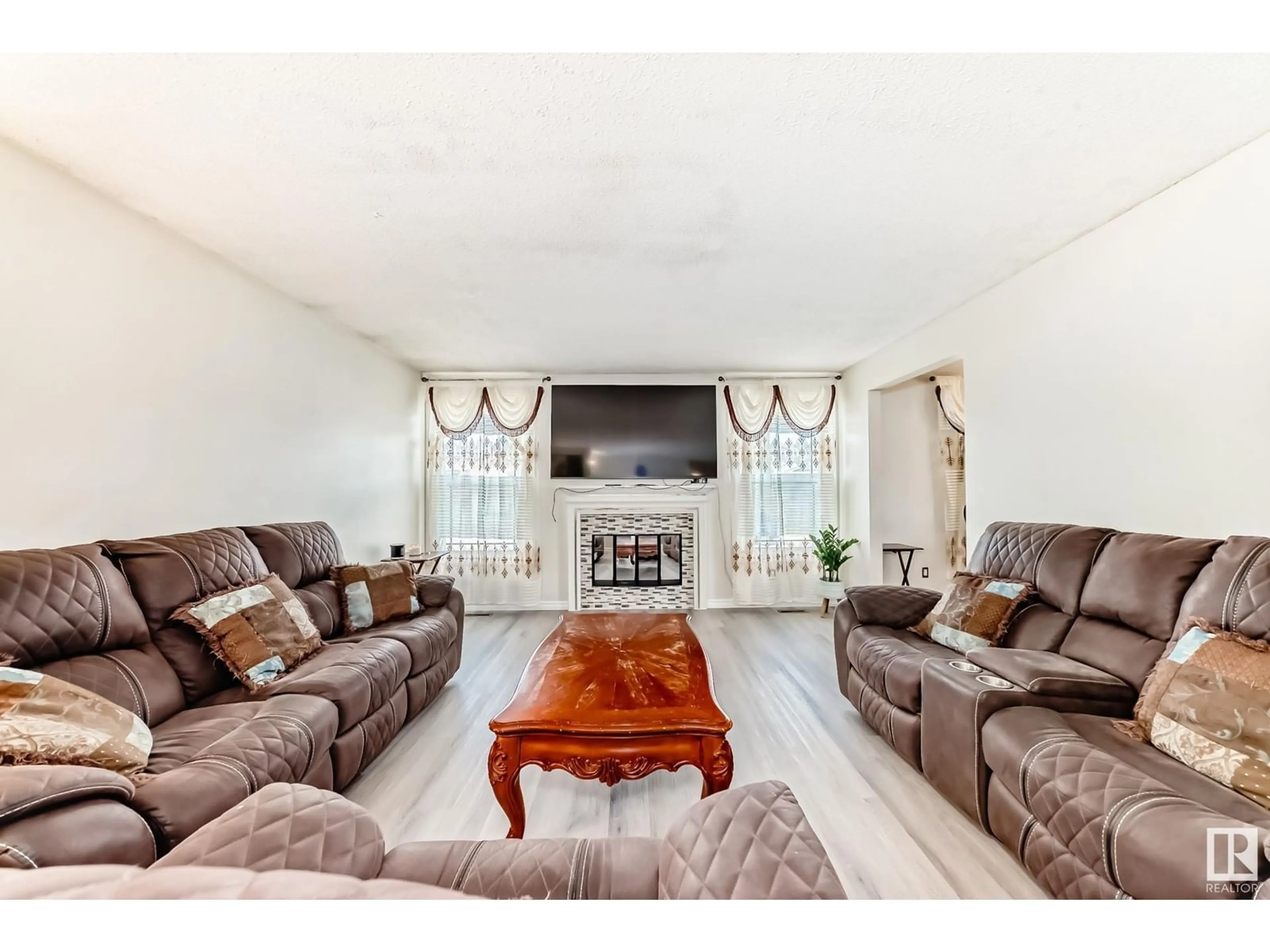 Living room with furniture, unknown for 253 WARWICK RD, Edmonton Alberta T5X4R1