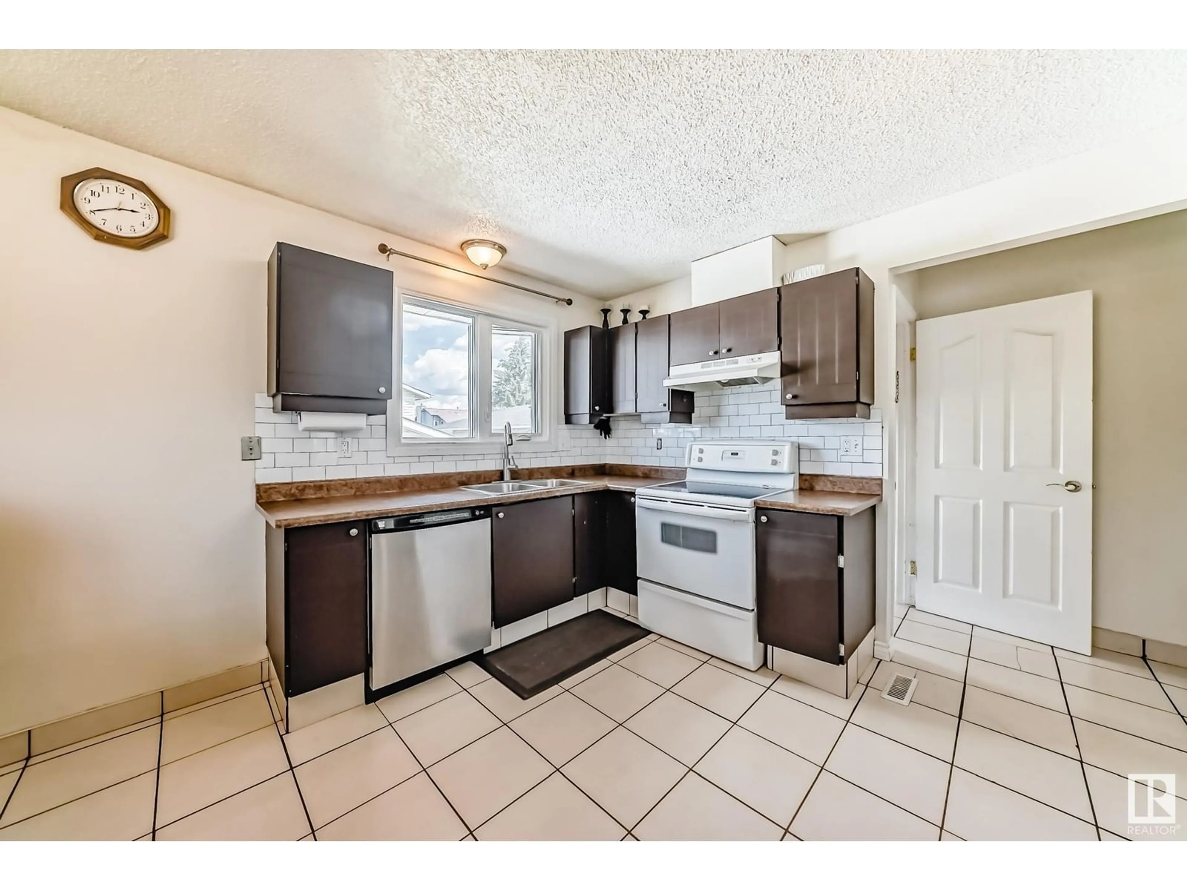 Standard kitchen, ceramic/tile floor for 253 WARWICK RD, Edmonton Alberta T5X4R1